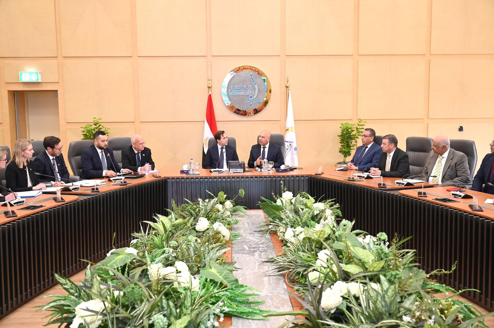 وزير النقل المصري يبحث إمكانية التوسع في توطين صناعة الاوتوبيسات الكهربائية مع وزير التجارة السويدي 