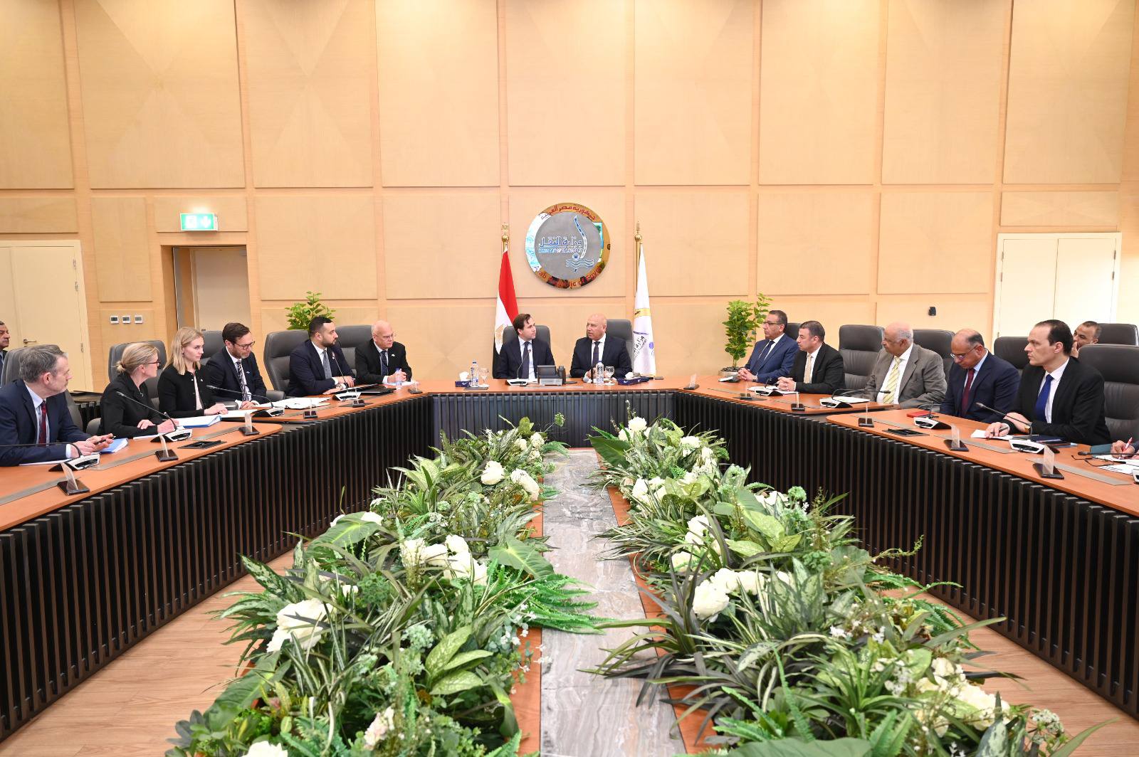 وزير النقل المصري يبحث إمكانية التوسع في توطين صناعة الاوتوبيسات الكهربائية مع وزير التجارة السويدي 