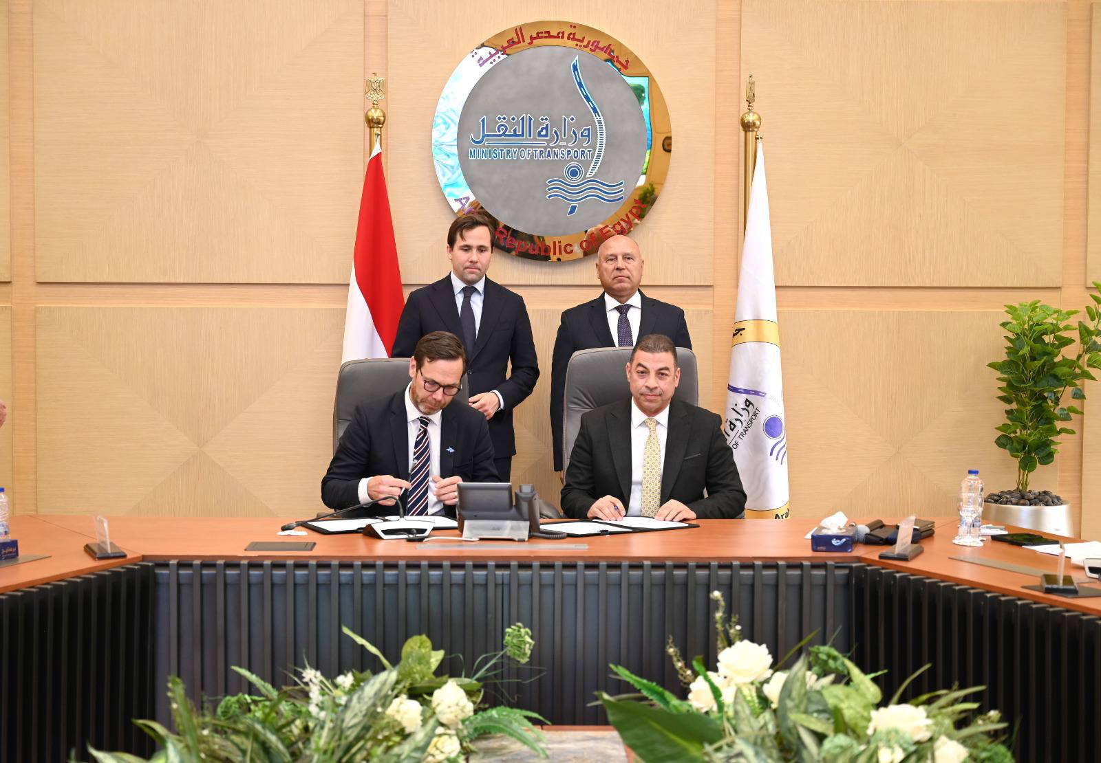 وزير النقل المصري يبحث إمكانية التوسع في توطين صناعة الاوتوبيسات الكهربائية مع وزير التجارة السويدي 