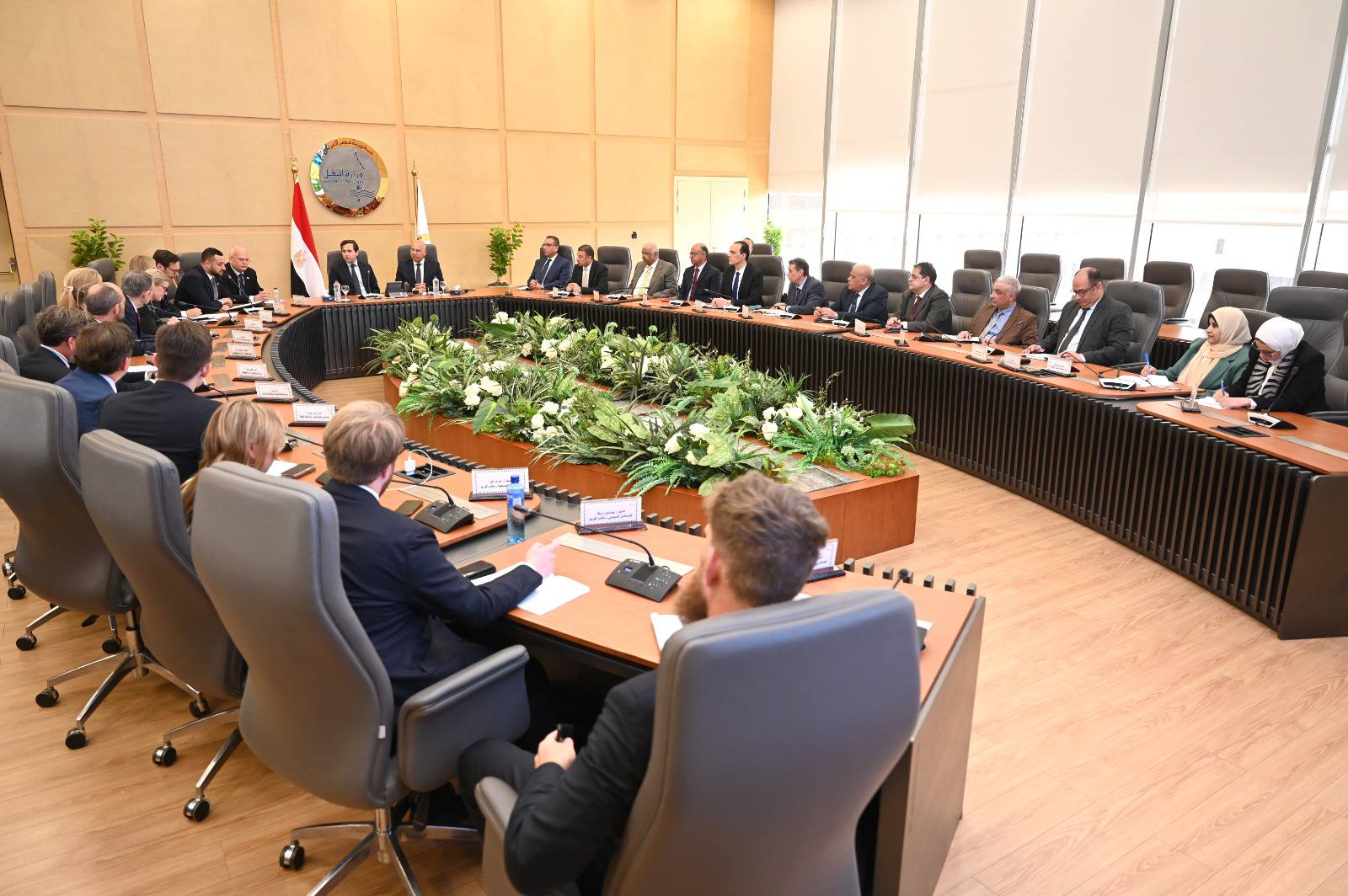 وزير النقل المصري يبحث إمكانية التوسع في توطين صناعة الاوتوبيسات الكهربائية مع وزير التجارة السويدي 