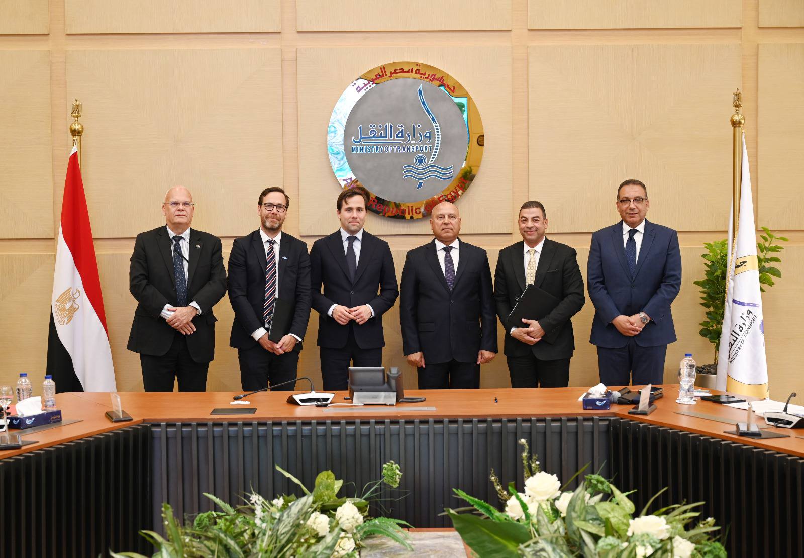 وزير النقل المصري يبحث إمكانية التوسع في توطين صناعة الاوتوبيسات الكهربائية مع وزير التجارة السويدي 