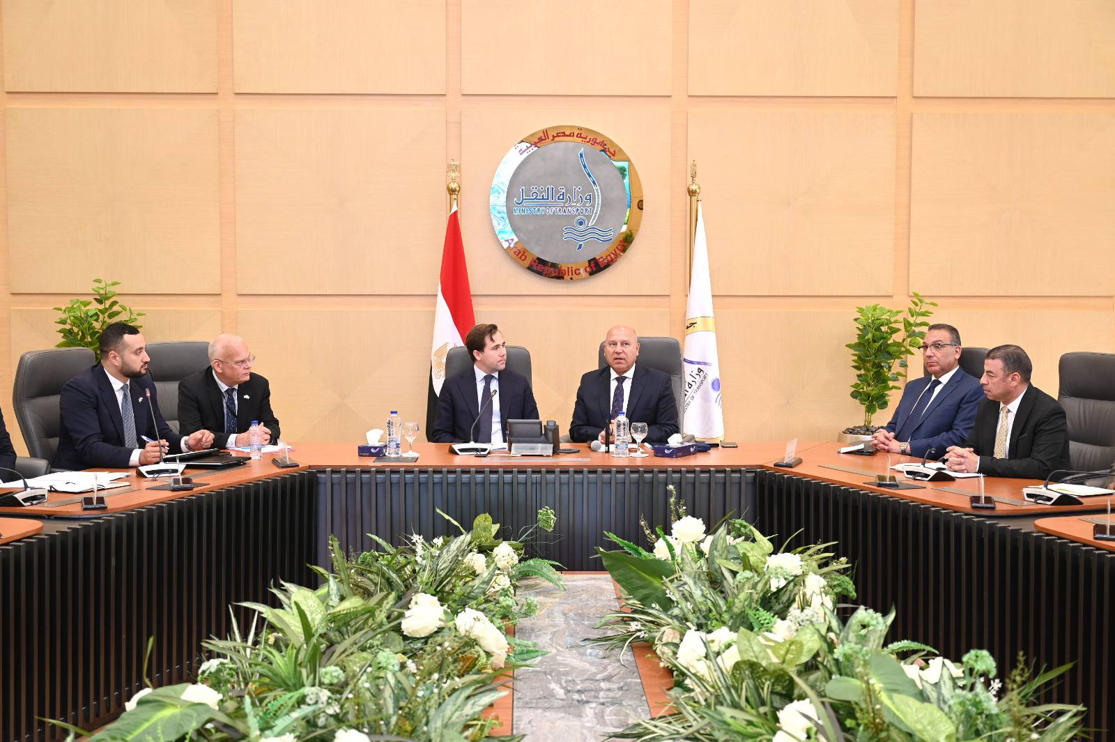 وزير النقل المصري يبحث إمكانية التوسع في توطين صناعة الاوتوبيسات الكهربائية مع وزير التجارة السويدي 