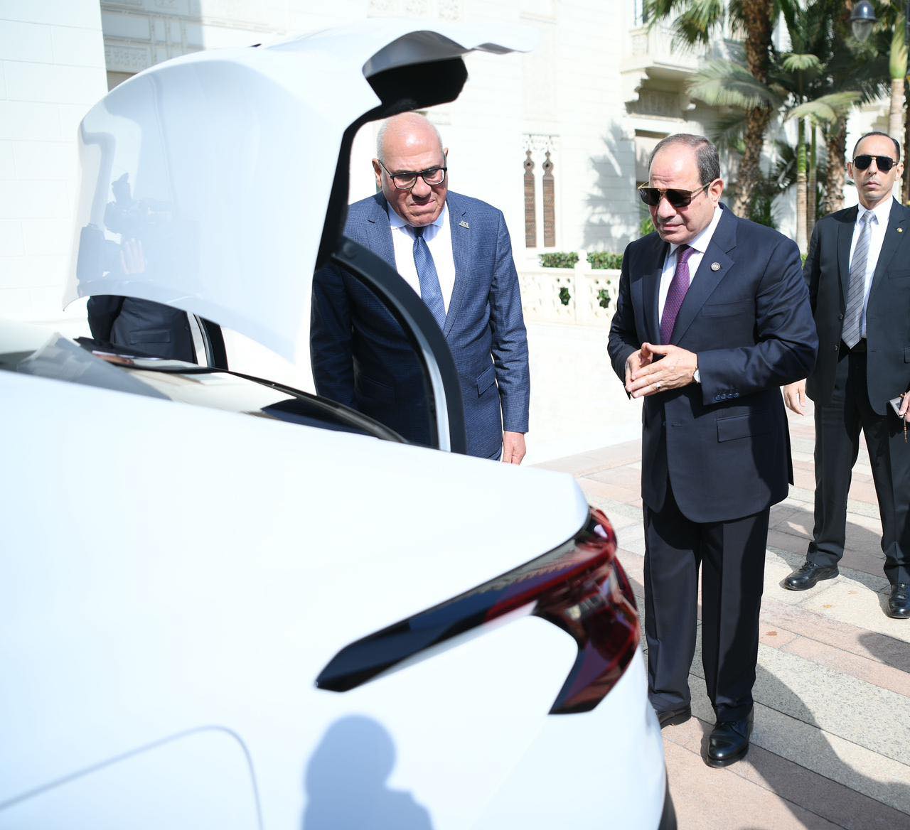 الرئيس السيسي يتفقد ستروين C4X المجمعة محليا 