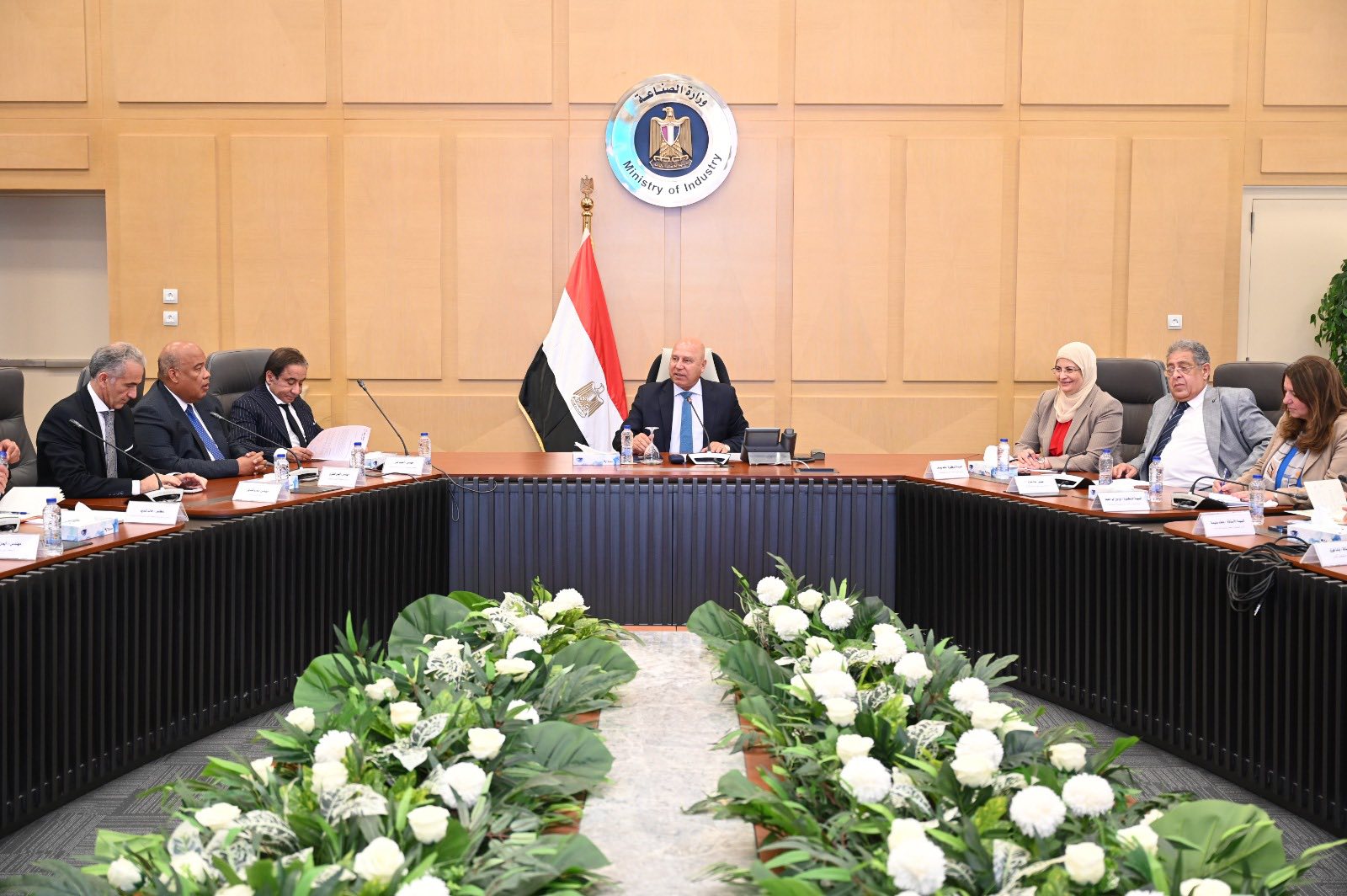 وزير الصناعة يبحث مع مصنعي الحديد آليات توطين صناعة صاج السيارات