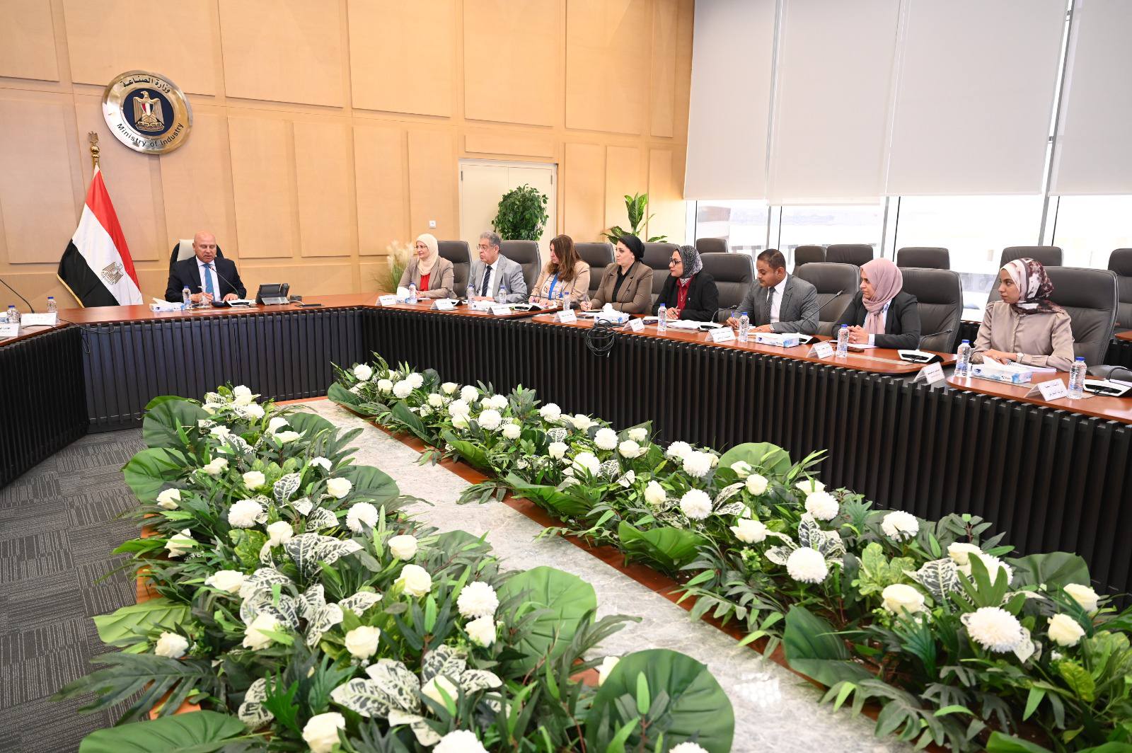 كامل الوزير يعقد اجتماعًا موسعًا مع كبار المصنعين للتوسع في انتاج مكونات السيارات في مصر