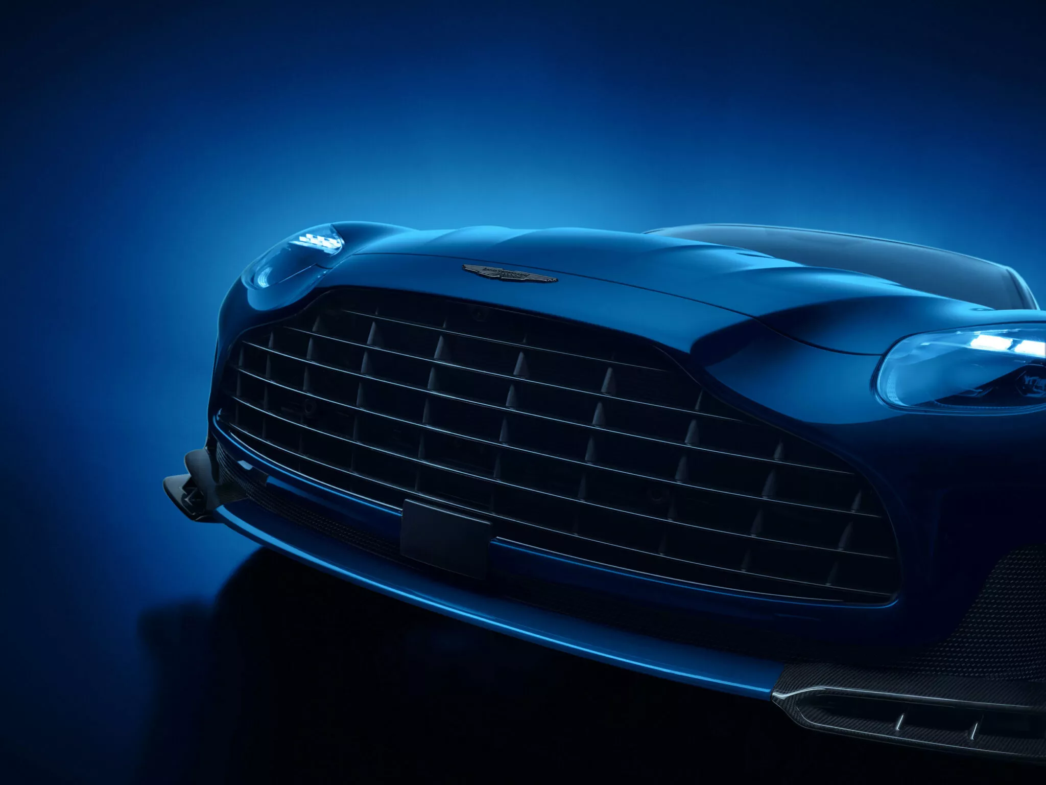 استون مارتن DB12 اس الجديدة – بقوة 690 حصان