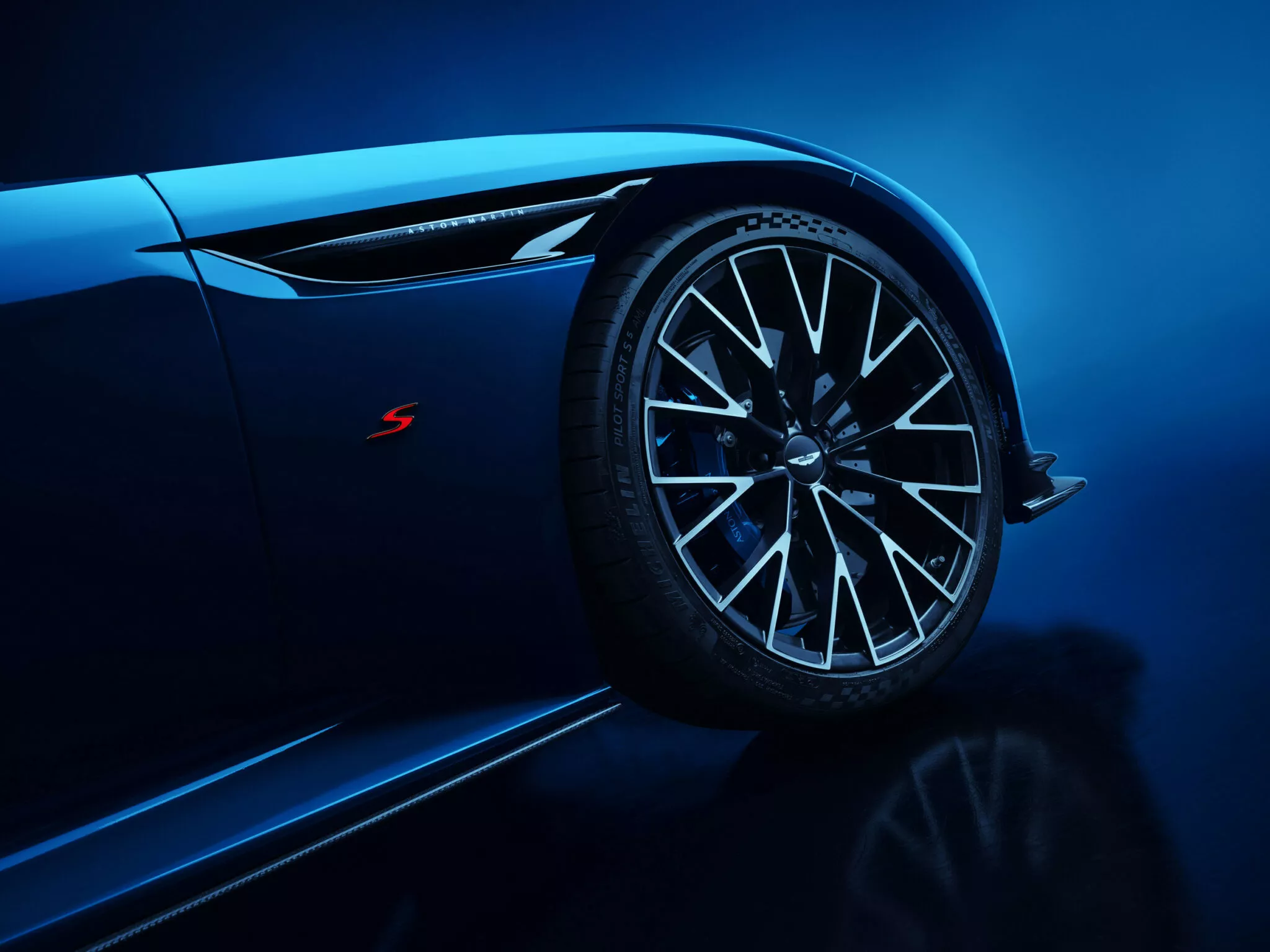 استون مارتن DB12 اس الجديدة – بقوة 690 حصان