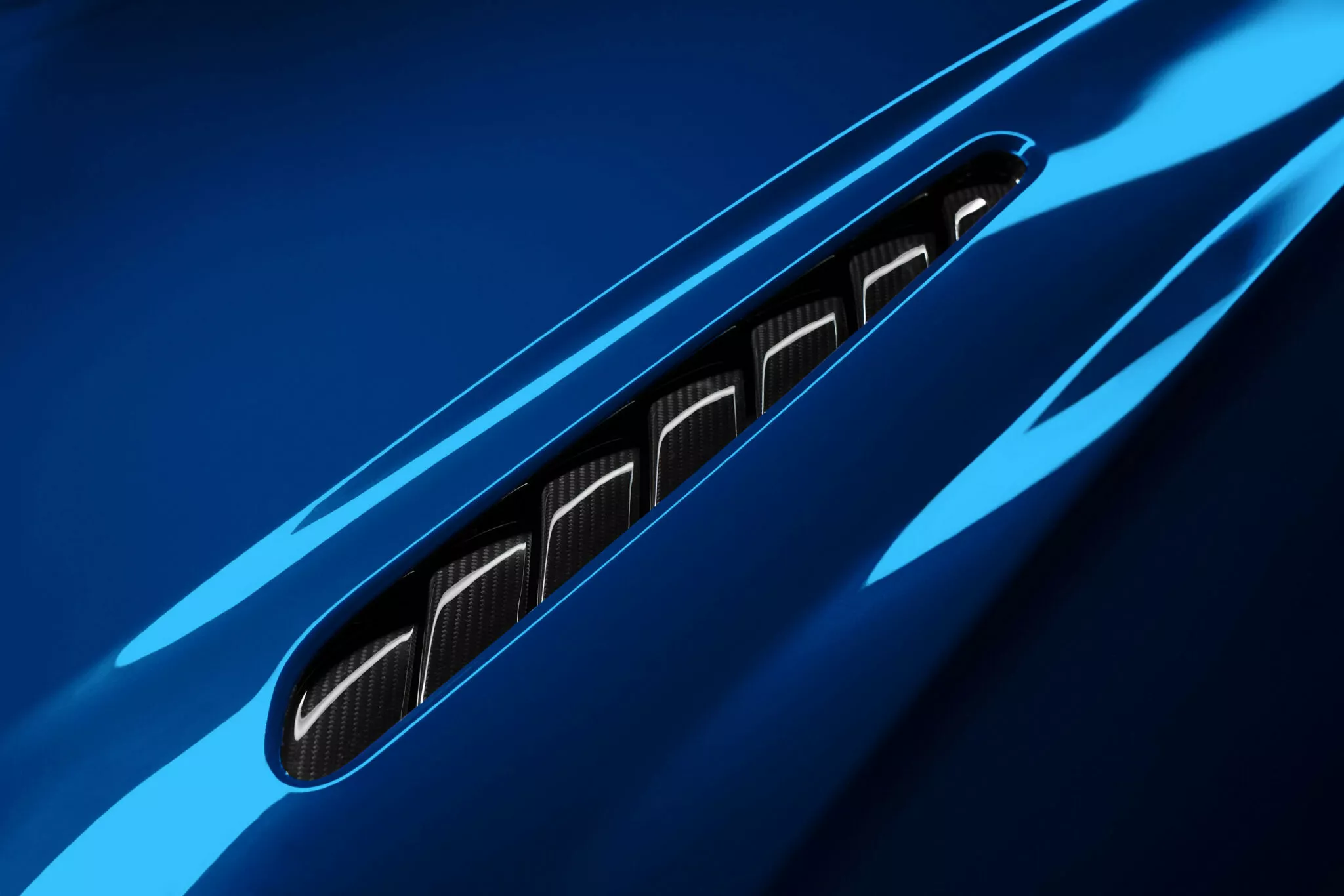 استون مارتن DB12 اس الجديدة – بقوة 690 حصان