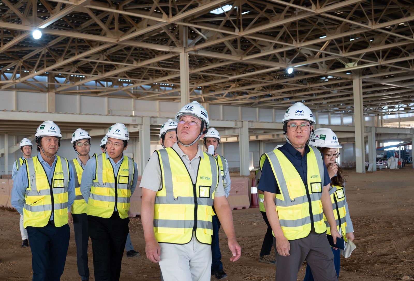 ولي العهد يلتقي رئيس هيونداي لمتابعة سير العمل في مصنع الشركة الجديد بالسعودية