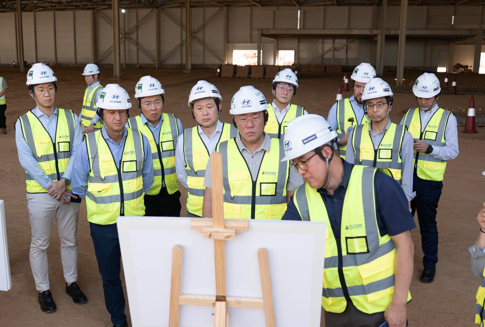 ولي العهد يلتقي رئيس هيونداي لمتابعة سير العمل في مصنع الشركة الجديد بالسعودية