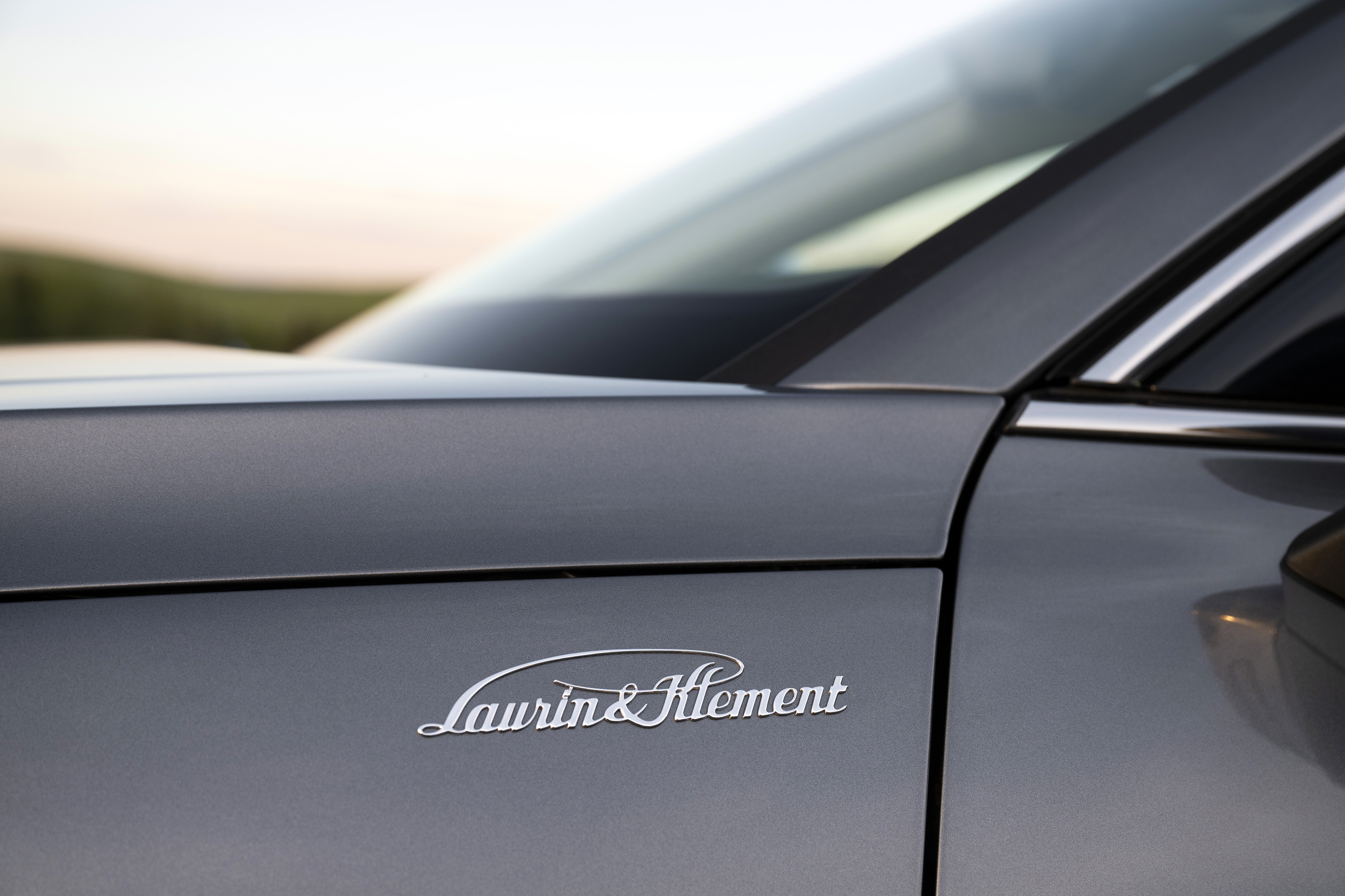 سكودا سويبرب 2026 في الامارات – أسعار ومواصفات