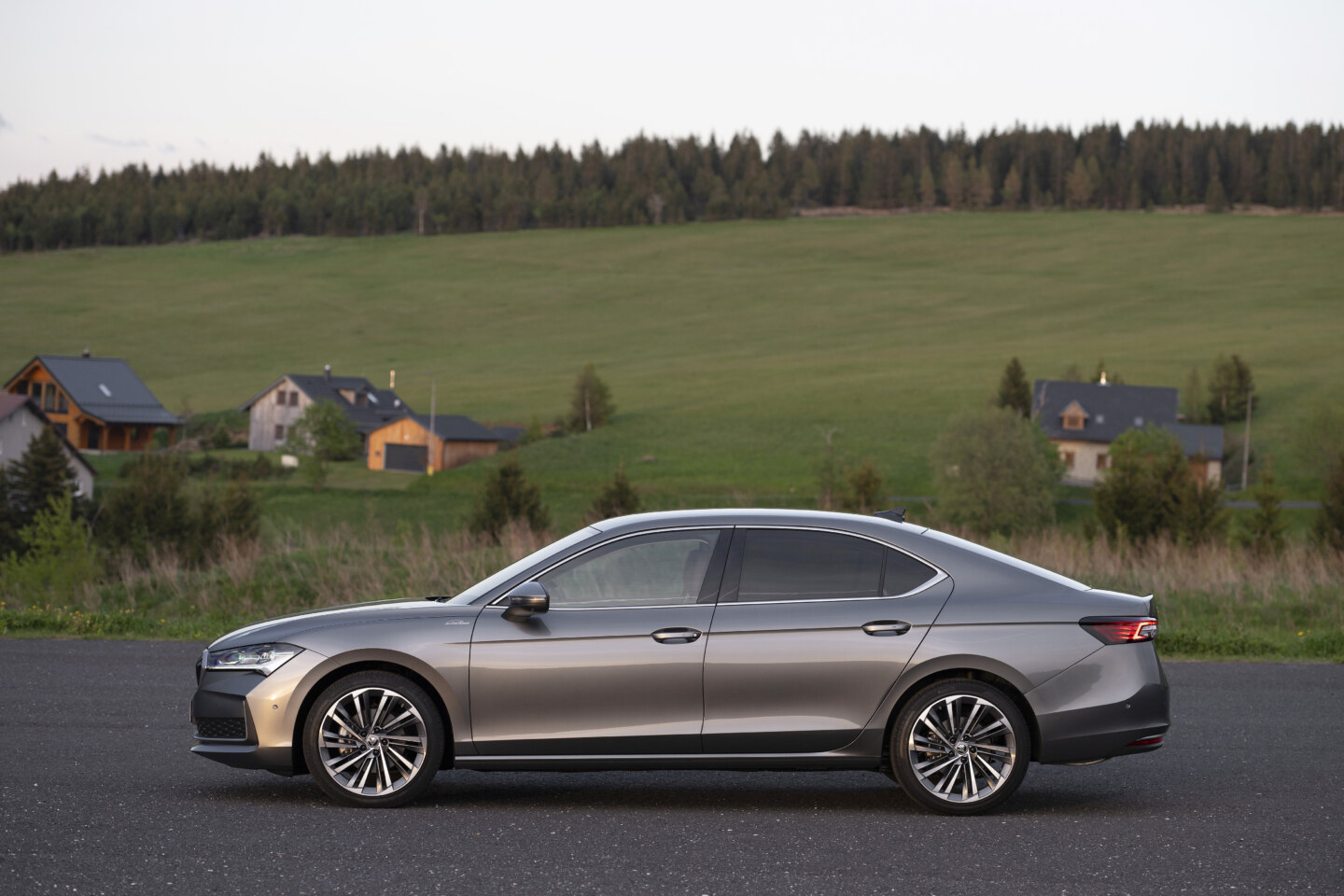 سكودا سويبرب 2026 في الامارات – أسعار ومواصفات