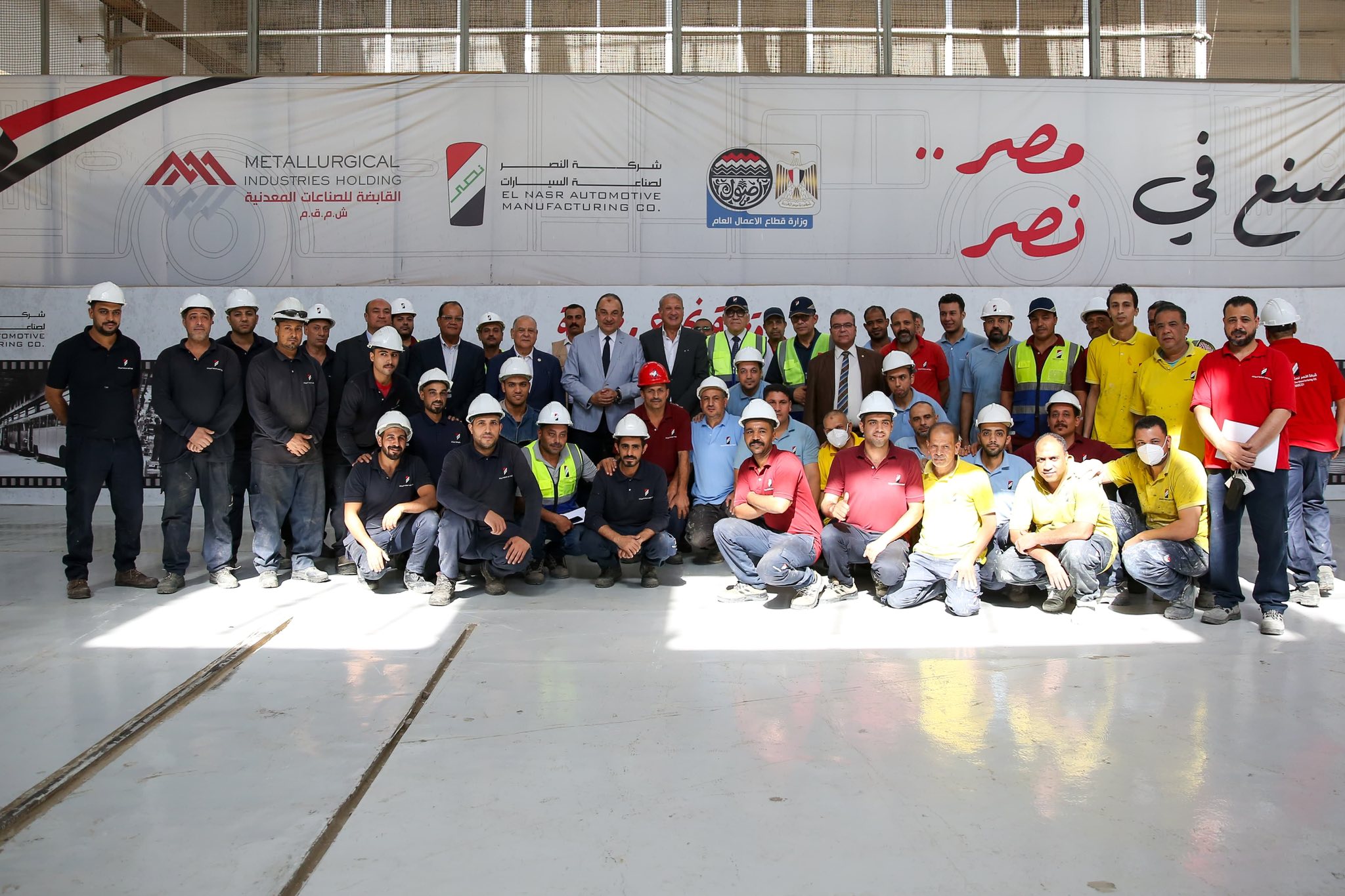 وزير قطاع الاعمال يتفقد خطوط انتاج اول سيارة كهربائية مجمعة محليا بشركة النصر للسيارات