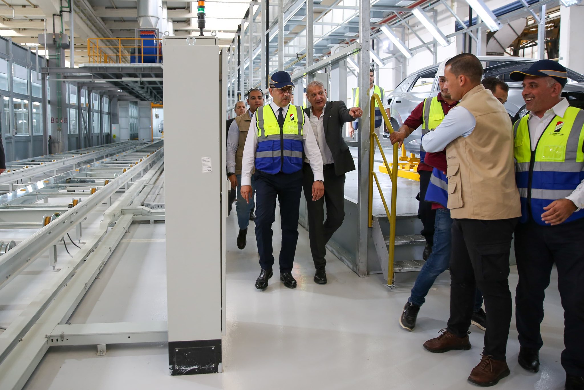 وزير قطاع الاعمال يتفقد خطوط انتاج اول سيارة كهربائية مجمعة محليا بشركة النصر للسيارات