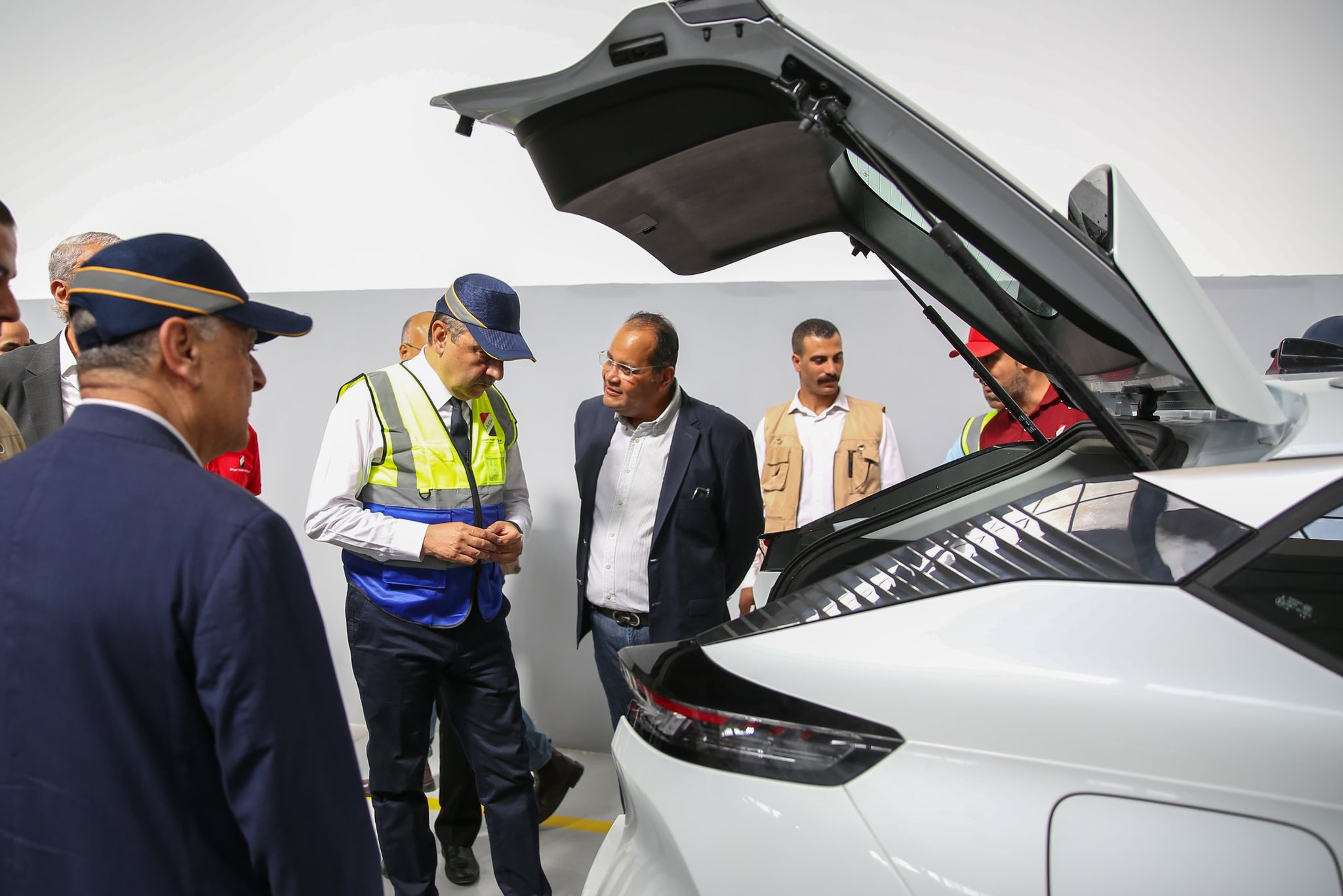 وزير قطاع الاعمال يتفقد خطوط انتاج اول سيارة كهربائية مجمعة محليا بشركة النصر للسيارات