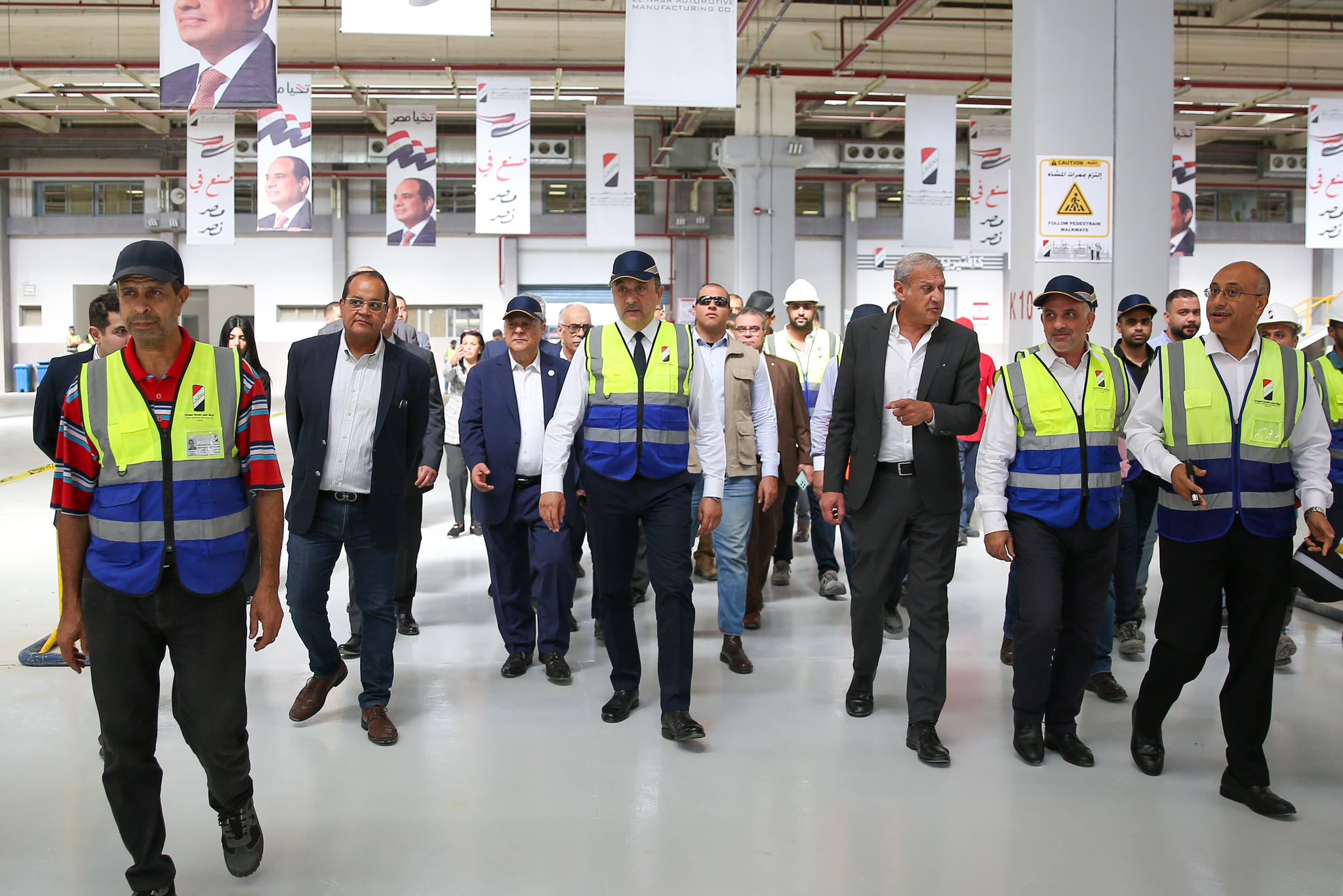 وزير قطاع الاعمال يتفقد خطوط انتاج اول سيارة كهربائية مجمعة محليا بشركة النصر للسيارات