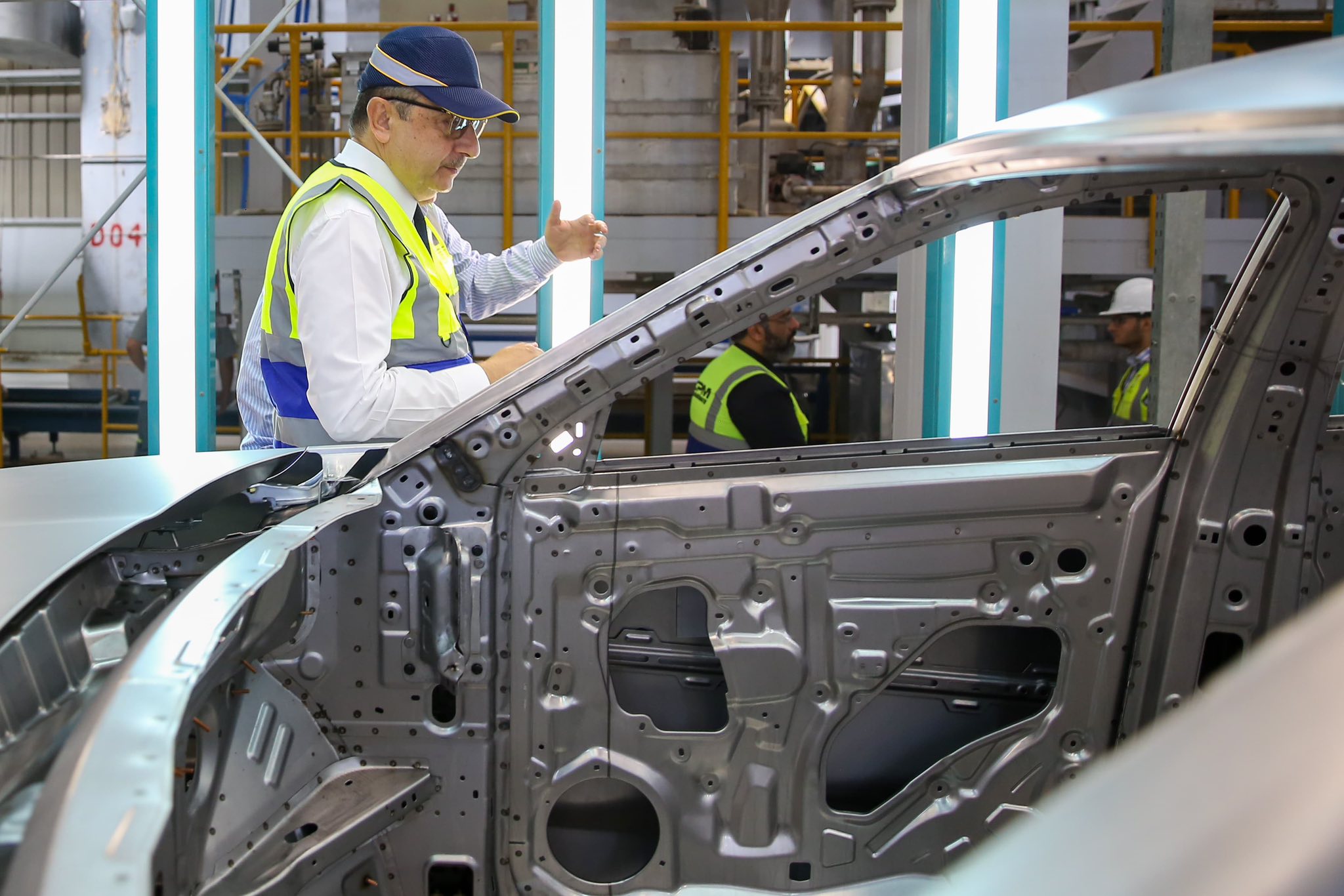 وزير قطاع الاعمال يتفقد خطوط انتاج اول سيارة كهربائية مجمعة محليا بشركة النصر للسيارات