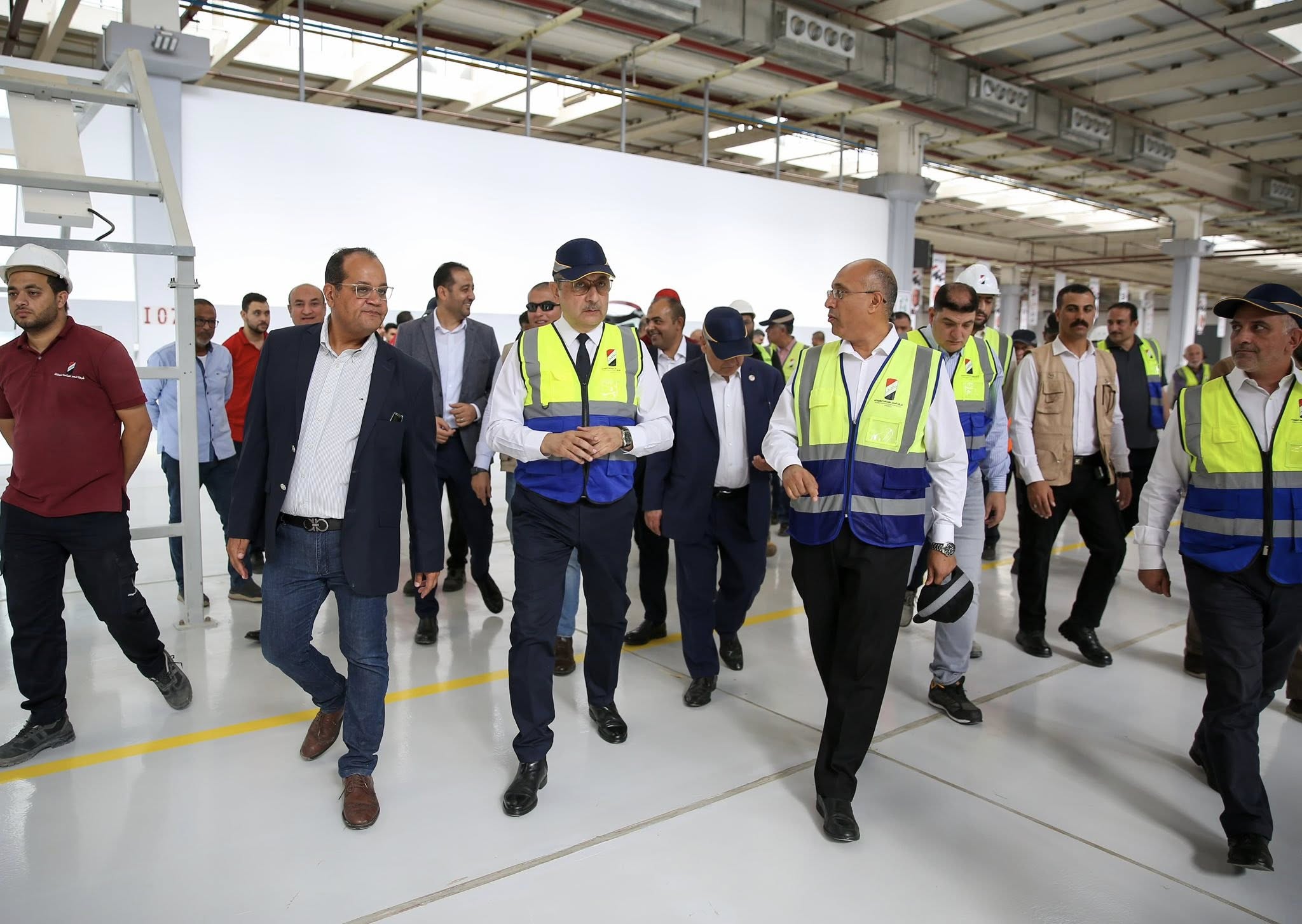 وزير قطاع الاعمال يتفقد خطوط انتاج اول سيارة كهربائية مجمعة محليا بشركة النصر للسيارات