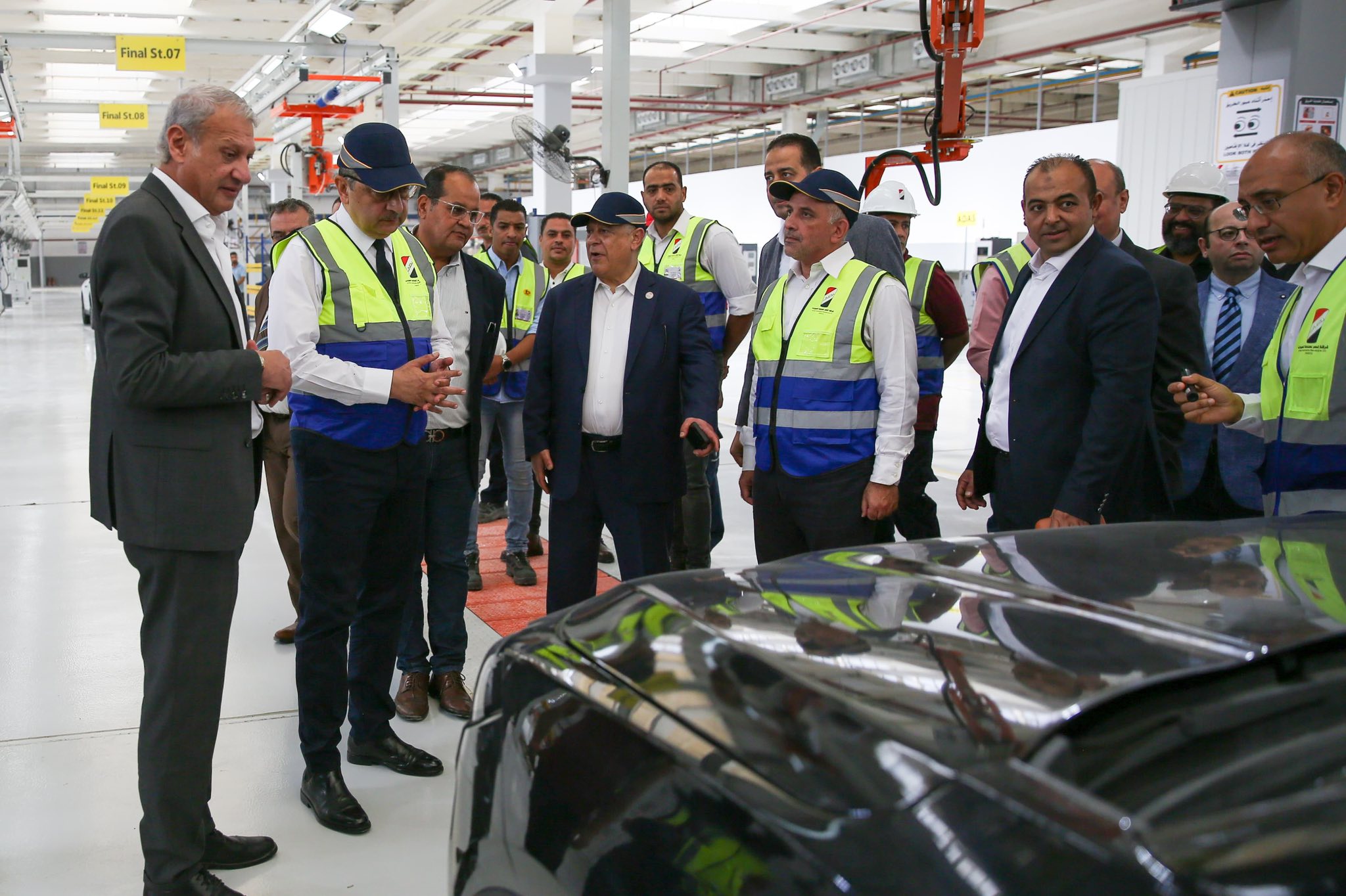 وزير قطاع الاعمال يتفقد خطوط انتاج اول سيارة كهربائية مجمعة محليا بشركة النصر للسيارات