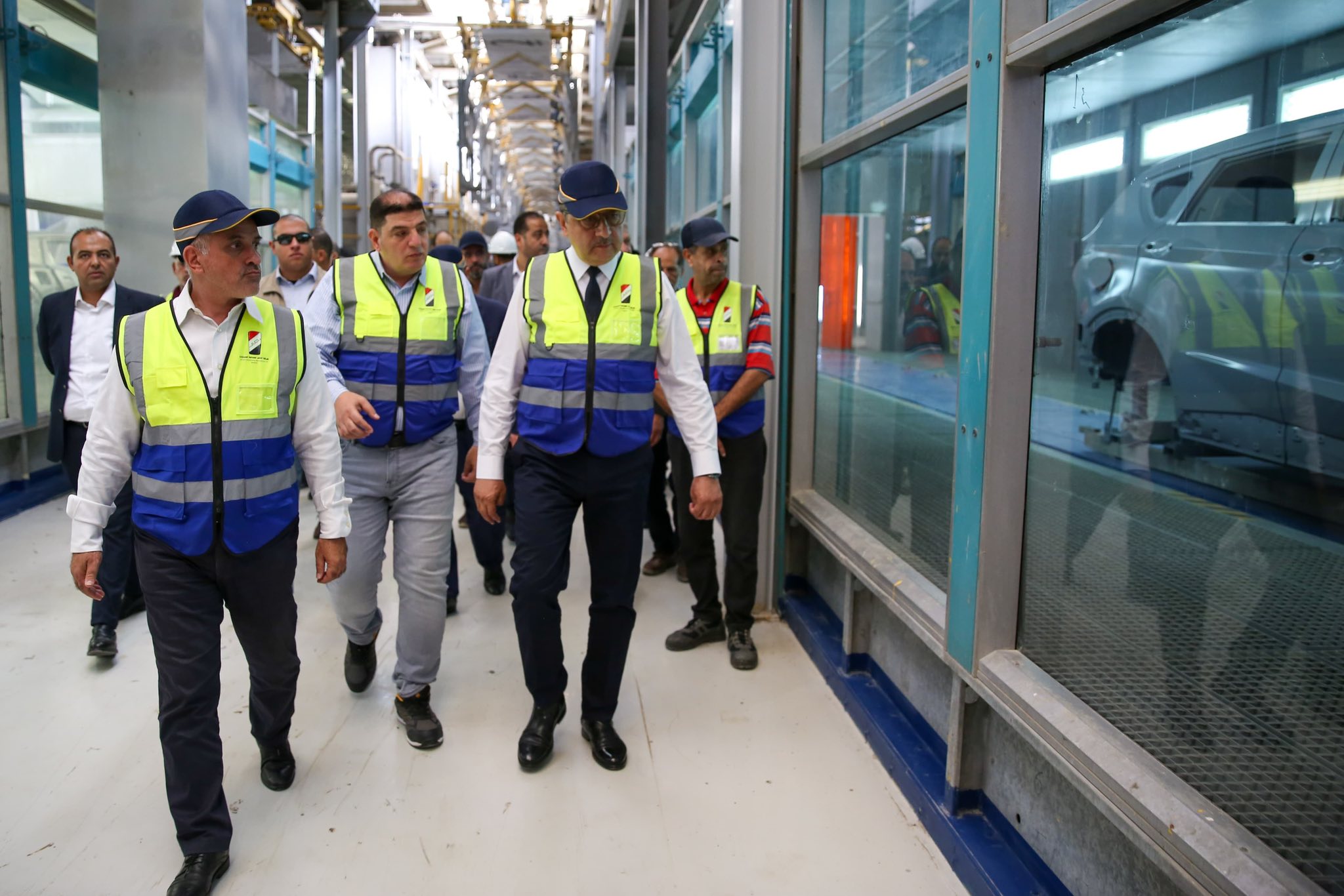 وزير قطاع الاعمال يتفقد خطوط انتاج اول سيارة كهربائية مجمعة محليا بشركة النصر للسيارات