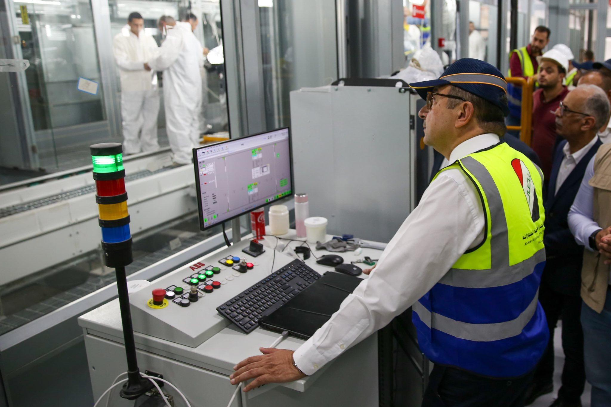 وزير قطاع الاعمال يتفقد خطوط انتاج اول سيارة كهربائية مجمعة محليا بشركة النصر للسيارات