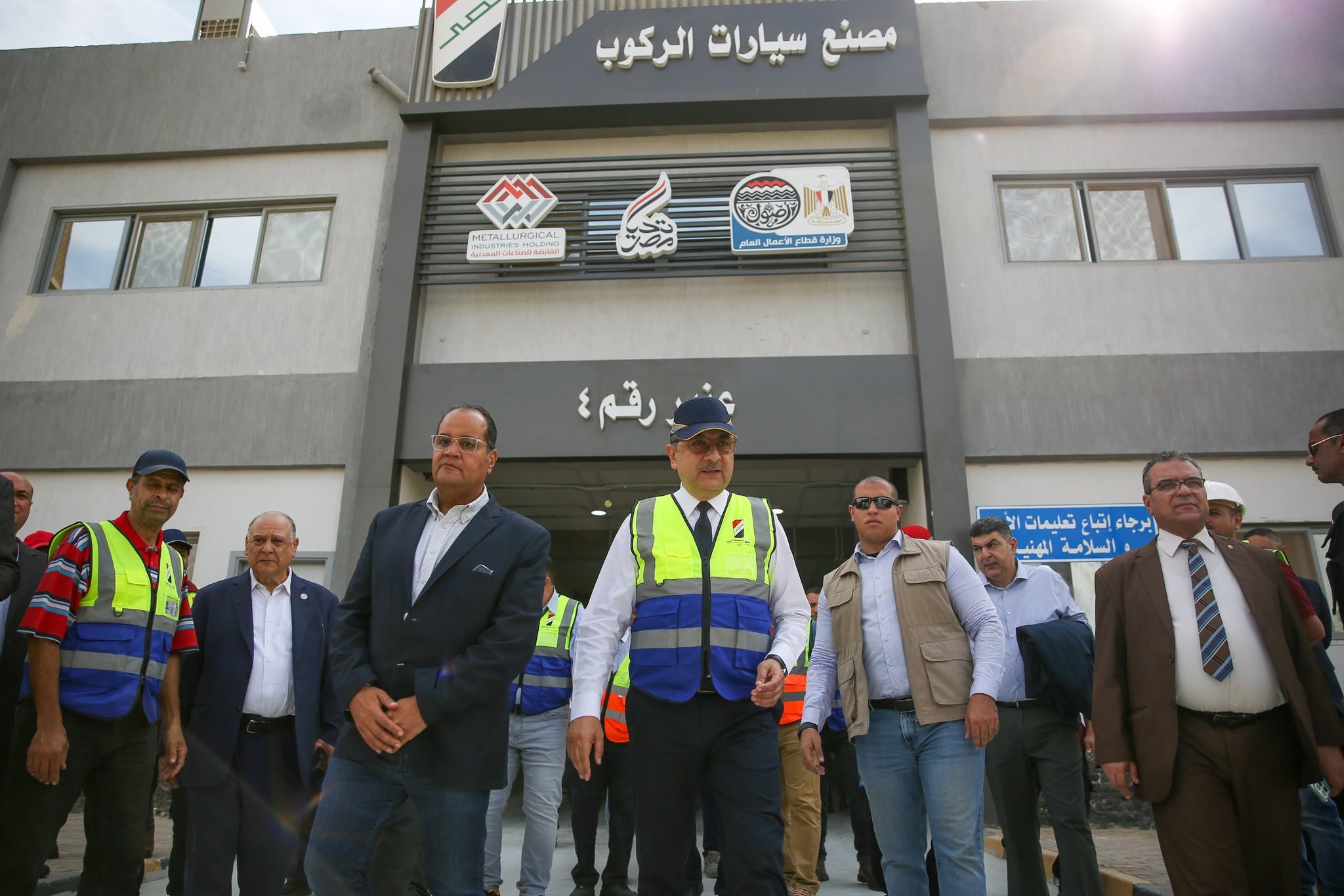 وزير قطاع الاعمال يتفقد خطوط انتاج اول سيارة كهربائية مجمعة محليا بشركة النصر للسيارات