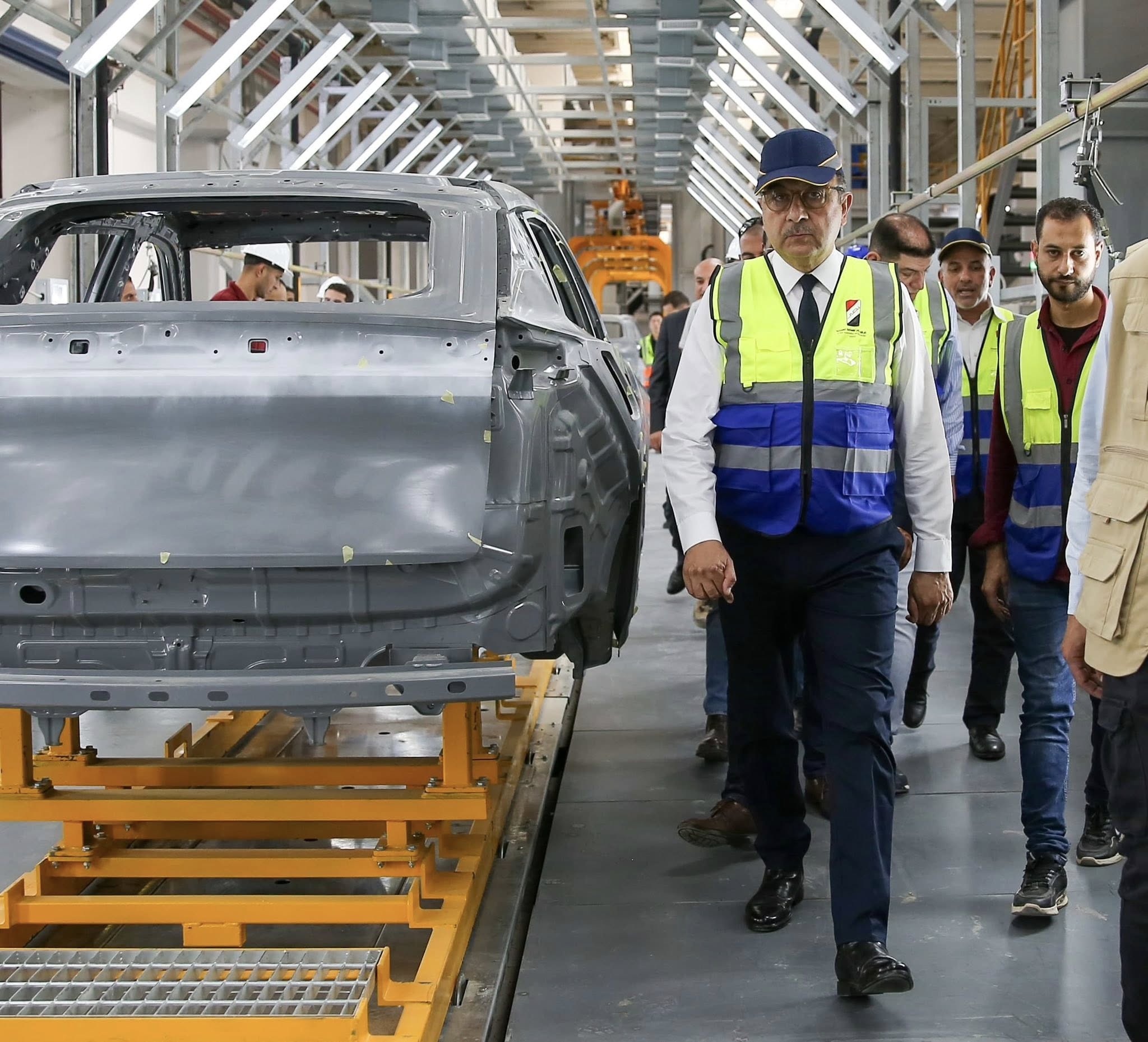 وزير قطاع الاعمال يتفقد خطوط انتاج اول سيارة كهربائية مجمعة محليا بشركة النصر للسيارات