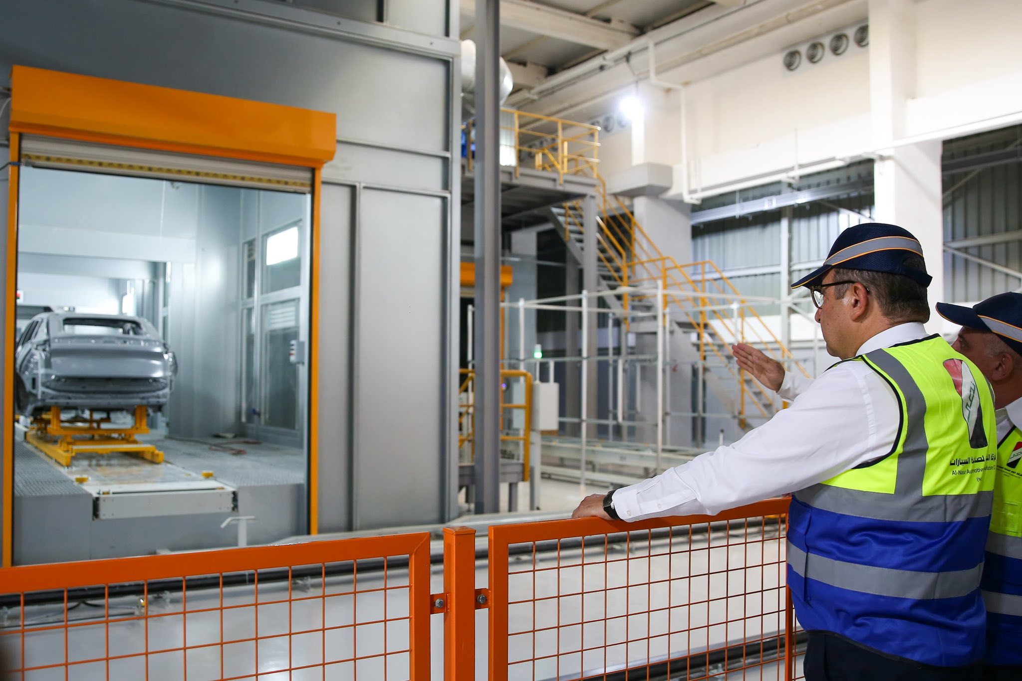 وزير قطاع الاعمال يتفقد خطوط انتاج اول سيارة كهربائية مجمعة محليا بشركة النصر للسيارات