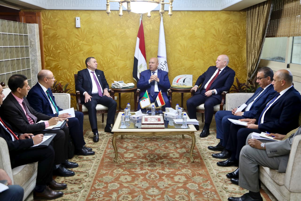 وزير الصناعة المصري يبحث مع الجزائر تعزيز الشراكة الصناعية وتوطين التصنيع المشترك