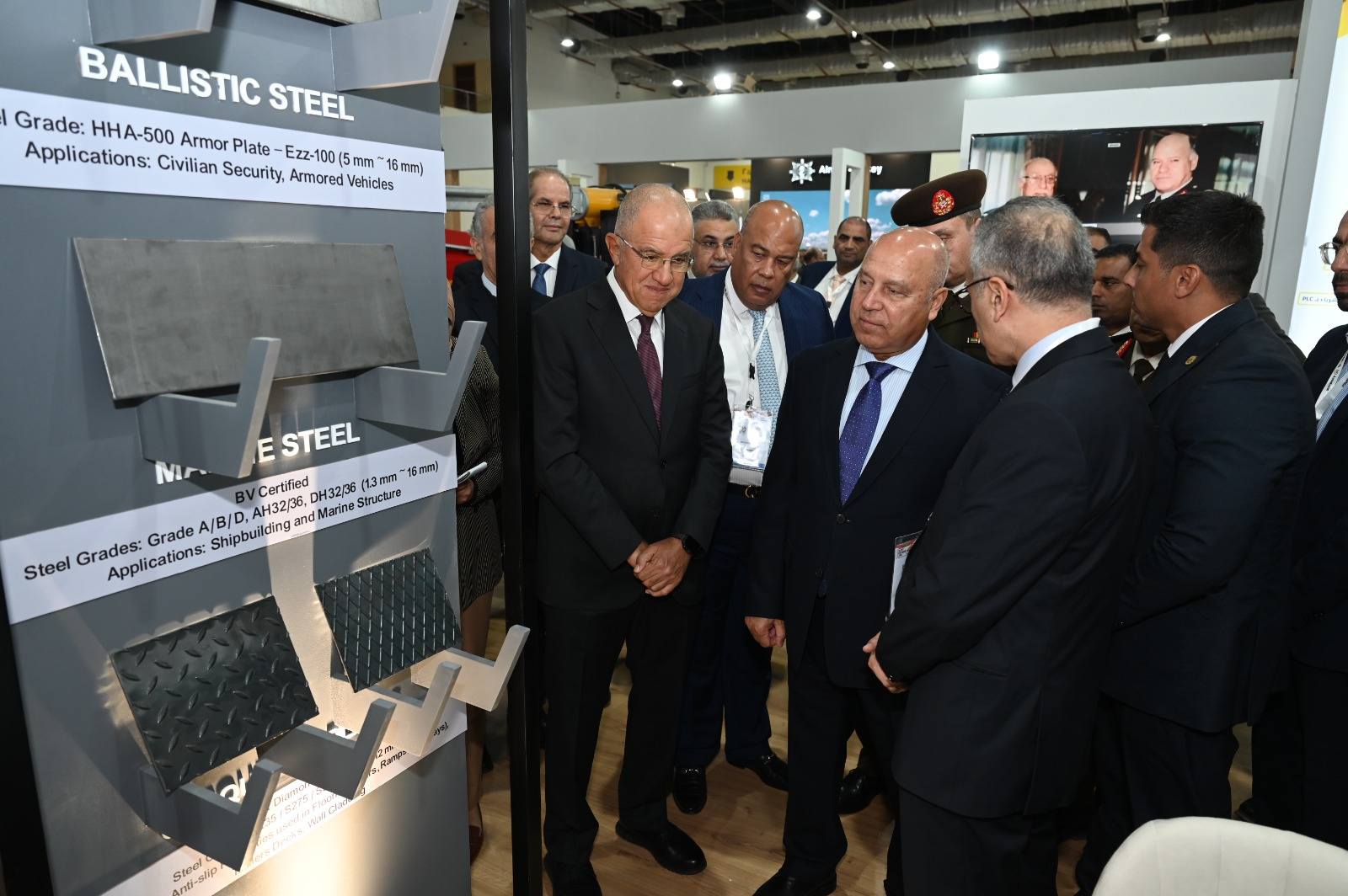 وزير الصناعة  يتفقد معرض الصناعات الدفاعية إيديكس 2025