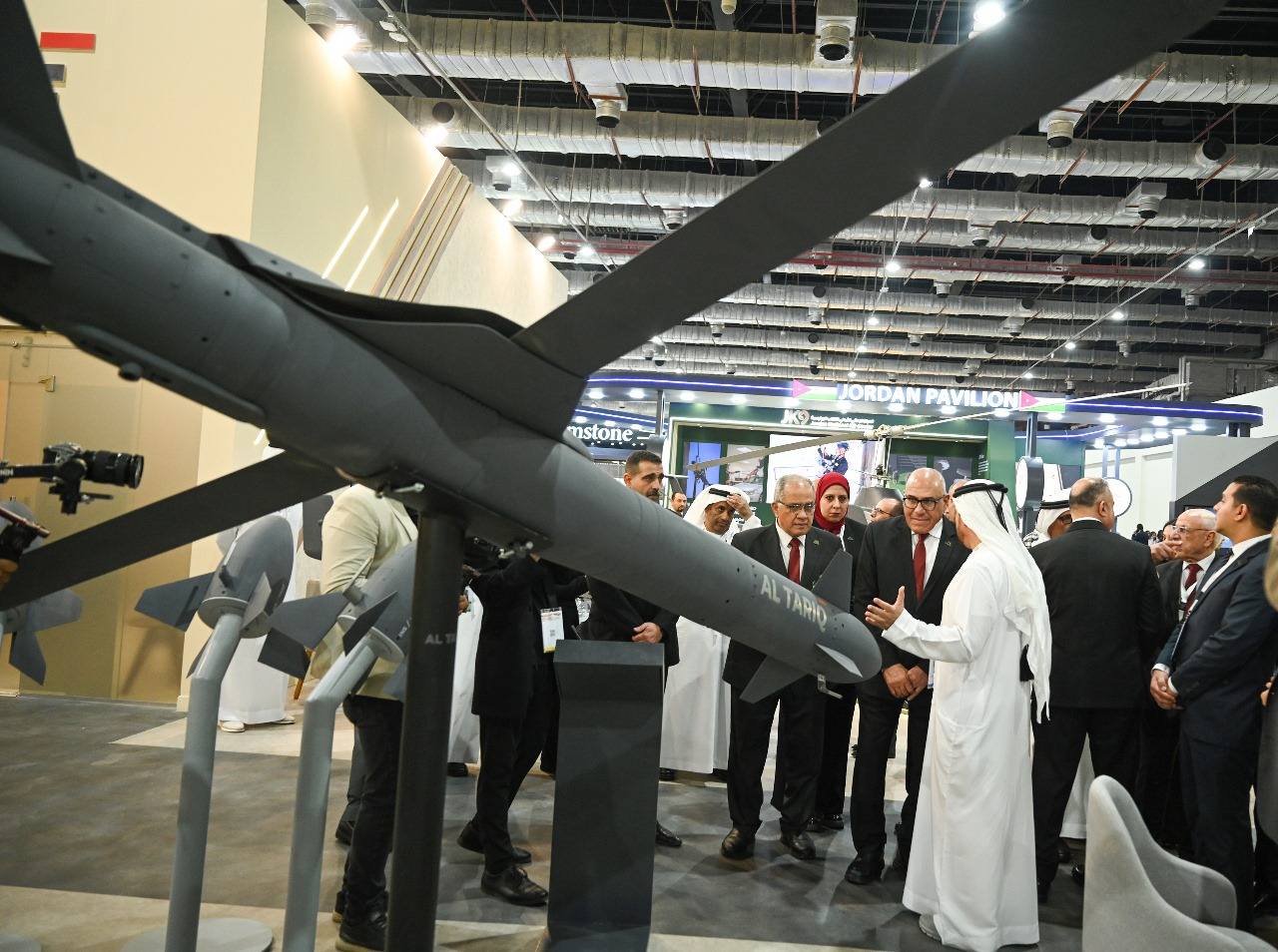 وزير الصناعة  يتفقد معرض الصناعات الدفاعية إيديكس 2025