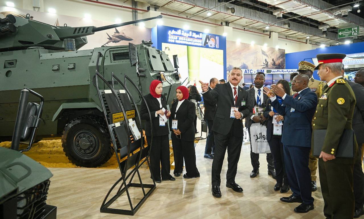 وزير الصناعة  يتفقد معرض الصناعات الدفاعية إيديكس 2025