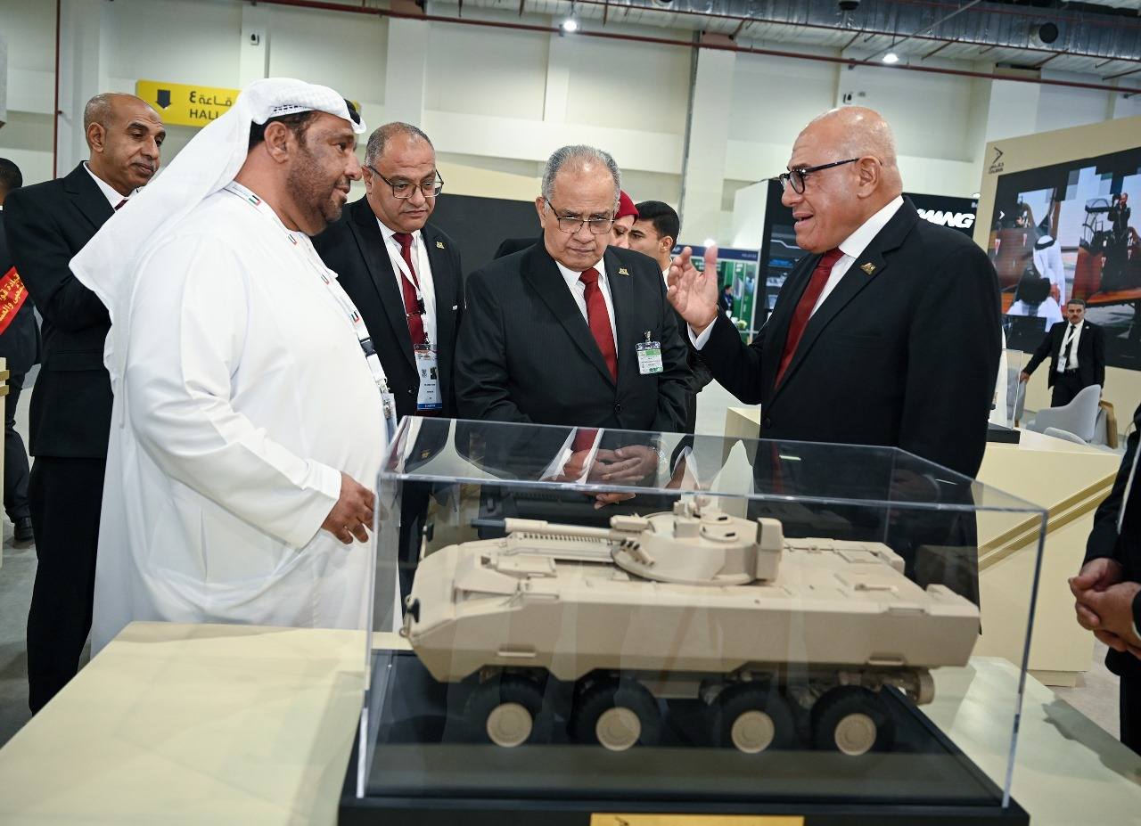 وزير الصناعة  يتفقد معرض الصناعات الدفاعية إيديكس 2025