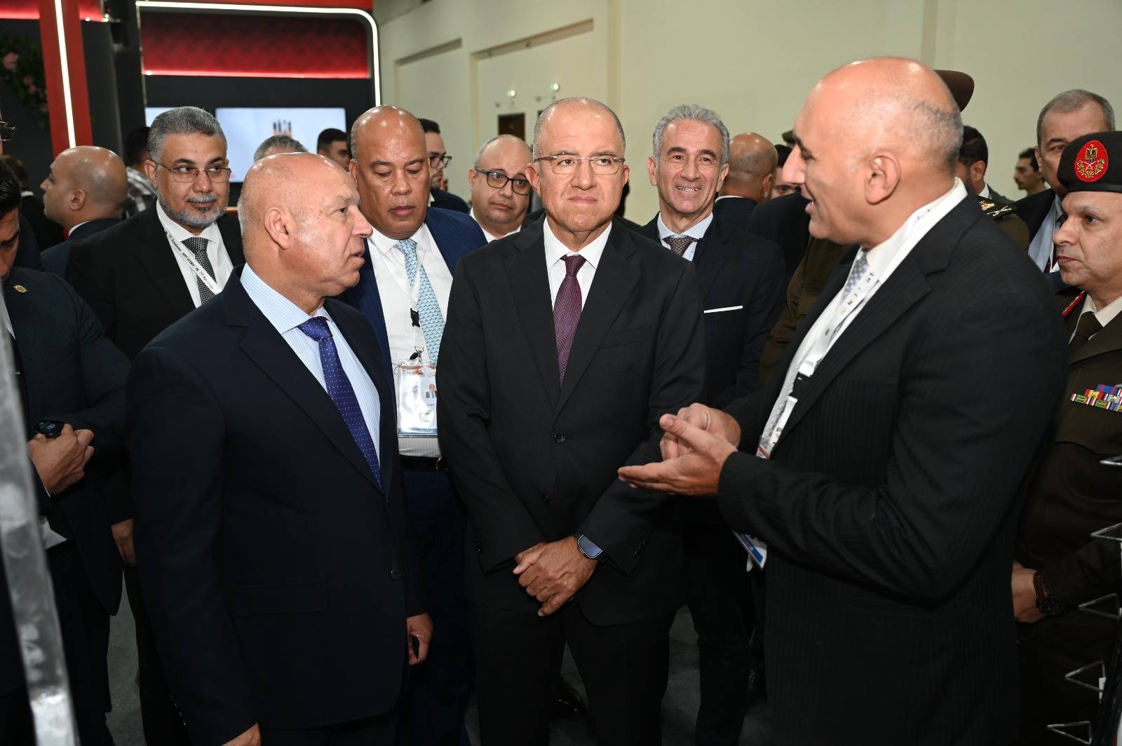 وزير الصناعة  يتفقد معرض الصناعات الدفاعية إيديكس 2025