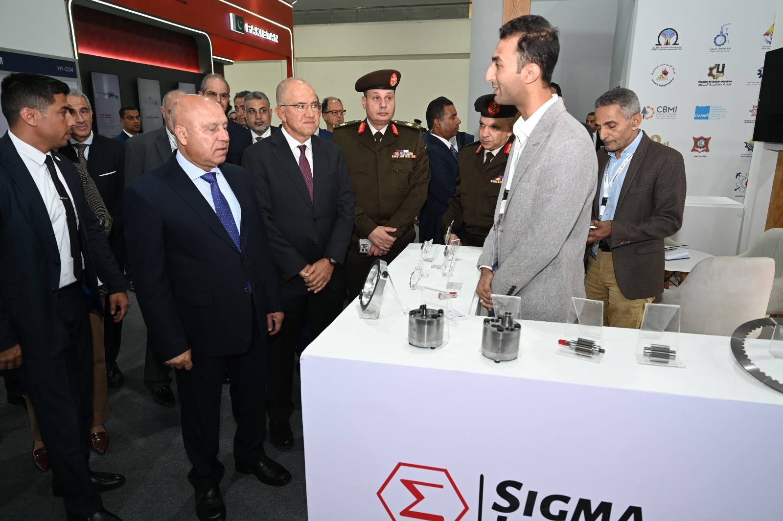 وزير الصناعة  يتفقد معرض الصناعات الدفاعية إيديكس 2025