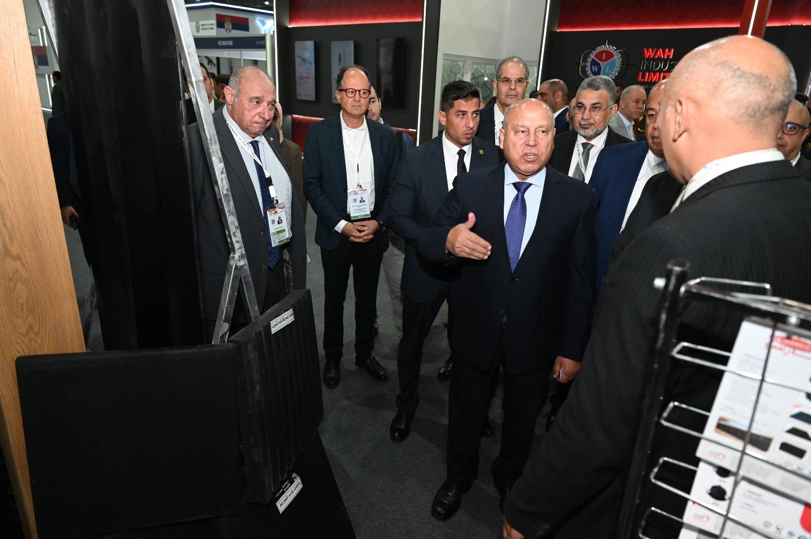 وزير الصناعة  يتفقد معرض الصناعات الدفاعية إيديكس 2025