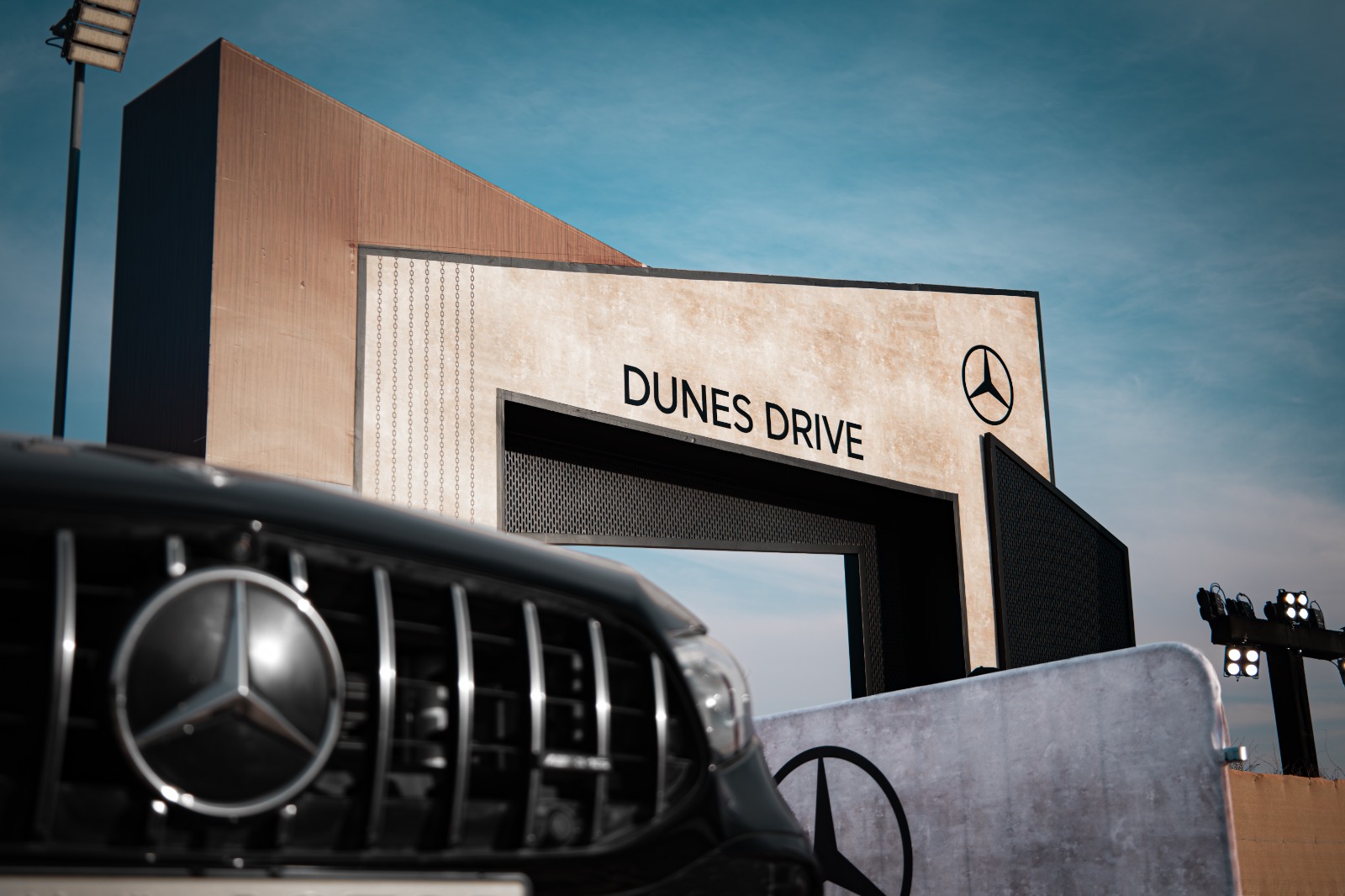 تجربة مميزة لسيارات مرسيدس بنز في صحراء الامارات – من خلال شركة الامارات للسيارات