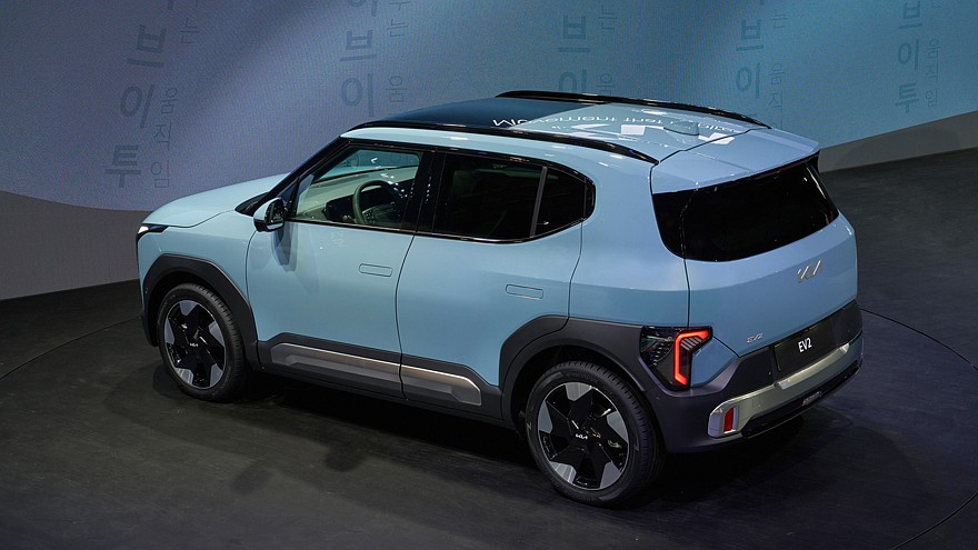 كيا EV2 الكهربائية الجديدة كليا – بتصميم صندوقي ومدي 448 كم بالشحنة