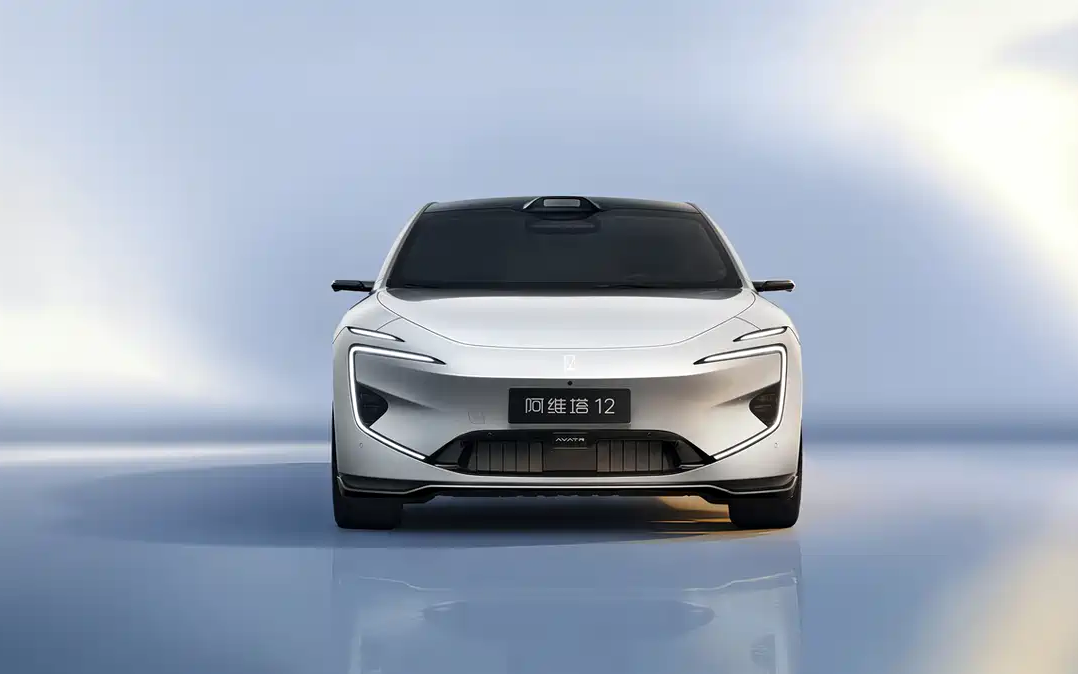 افاتر وان تو 1 2 Avatr موديل 2026 الفيس ليفت الجديدة – بمقابض أبواب تقليدية و قوة 955 حصان