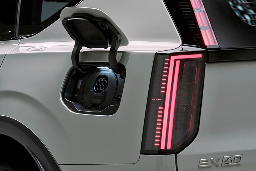 فولفو EX60 الكهربائية الجديدة كليا – بمدي 880 كم بالشحنة الواحدة