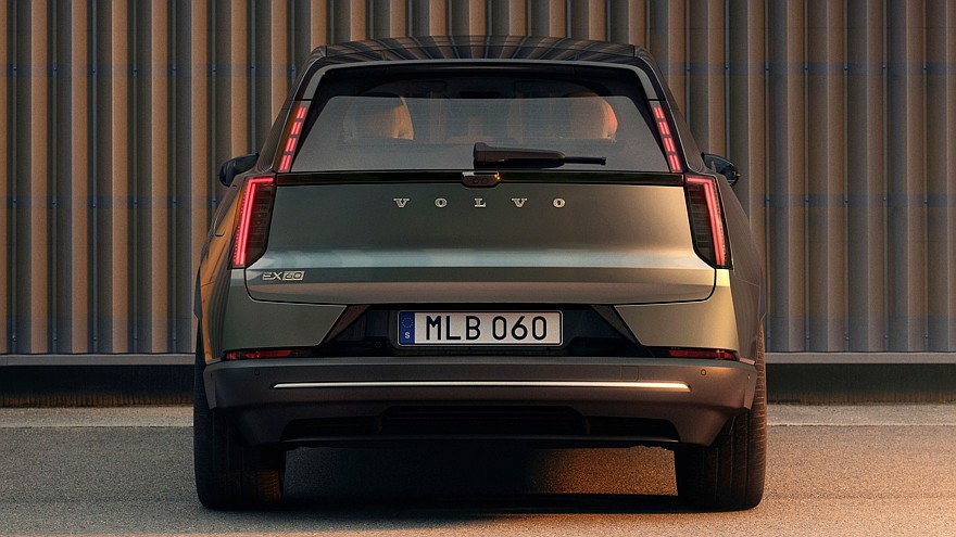 فولفو EX60 الكهربائية الجديدة كليا – بمدي 880 كم بالشحنة الواحدة