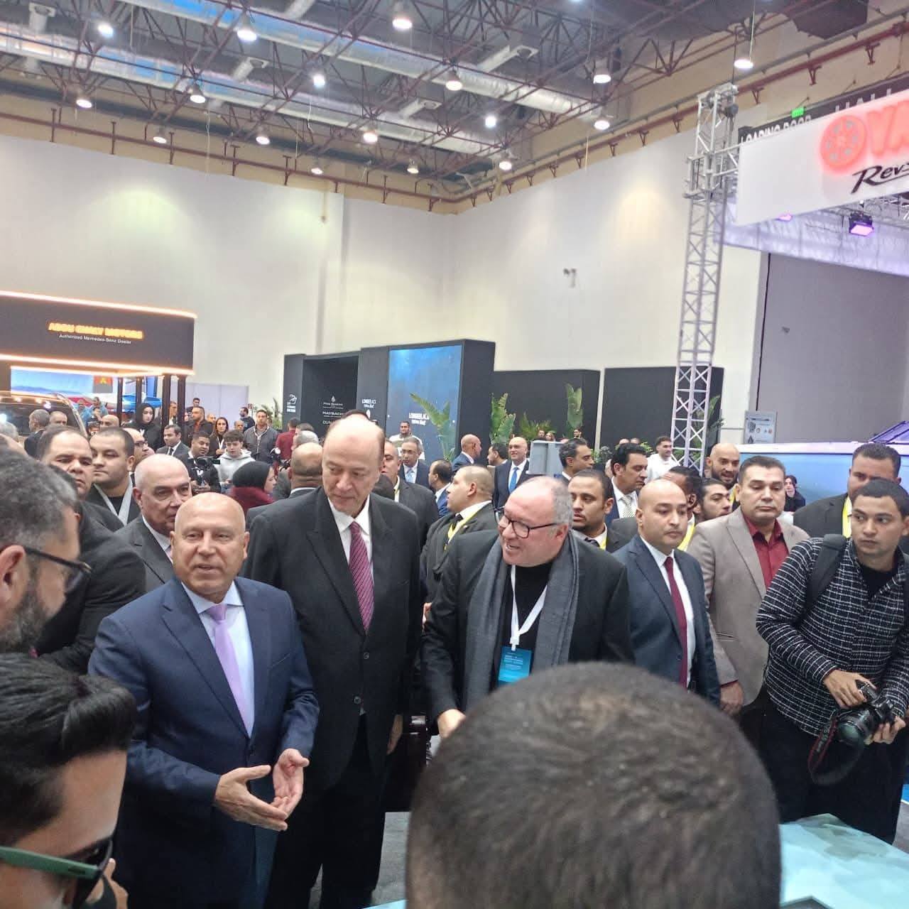 وزير الصناعة يزور معرض اوتومورو للسيارات 2026
