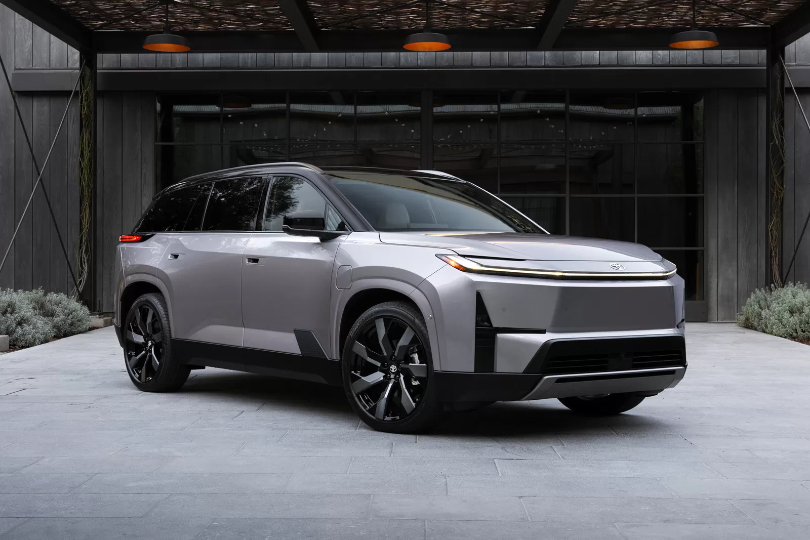 تويوتا هايلاندر 2026 الكهربائية الجديدة كليا – بمدي 462 كم بالشحنة